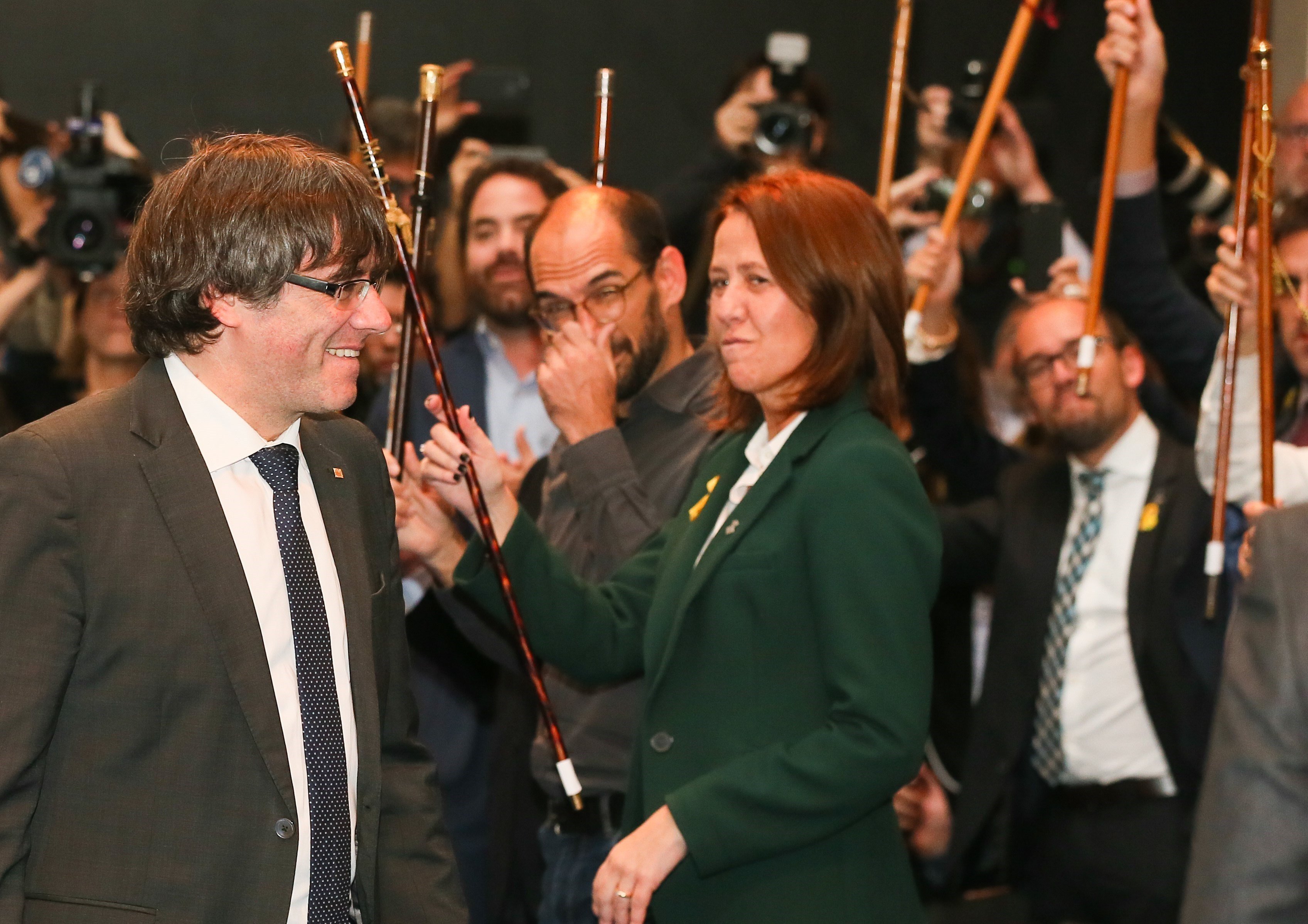 Puigdemont i els alcaldes demanen ajuda a Europa davant el "cop d'estat de Rajoy"