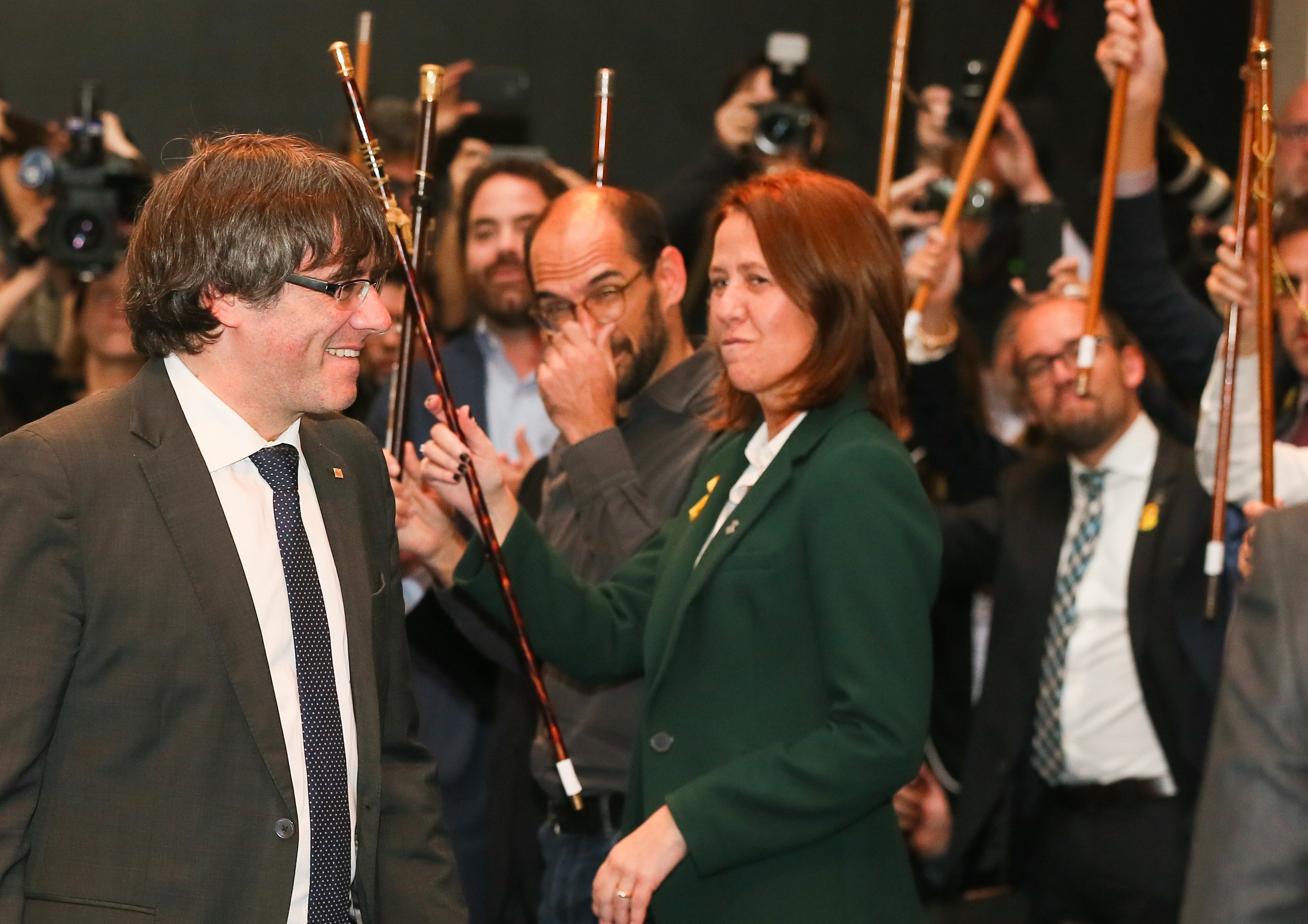 Puigdemont and Catalan mayors ask Europe for help after "Rajoy's coup d'état"