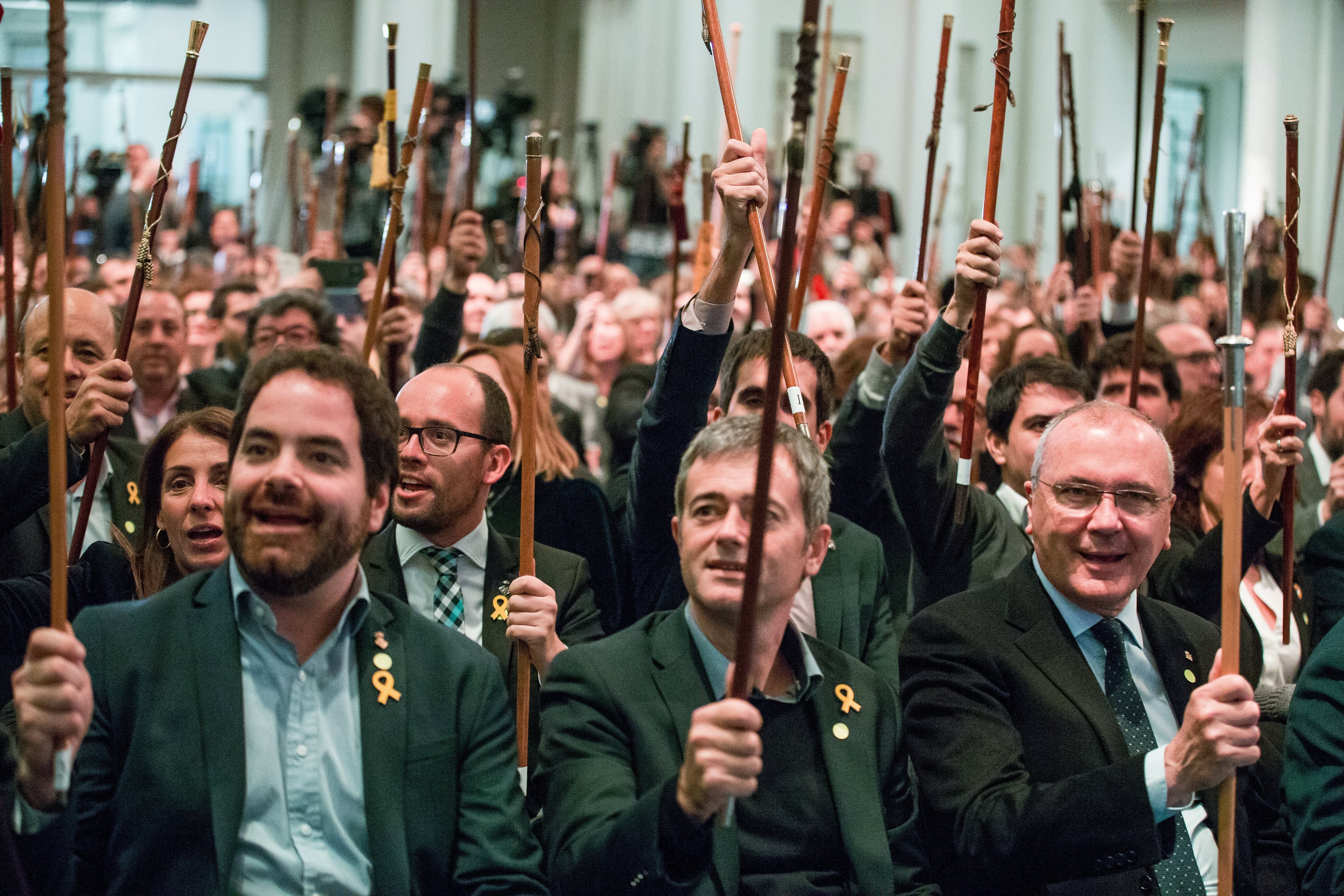 El crit de "llibertat" dels alcaldes, en rebre Puigdemont i els consellers
