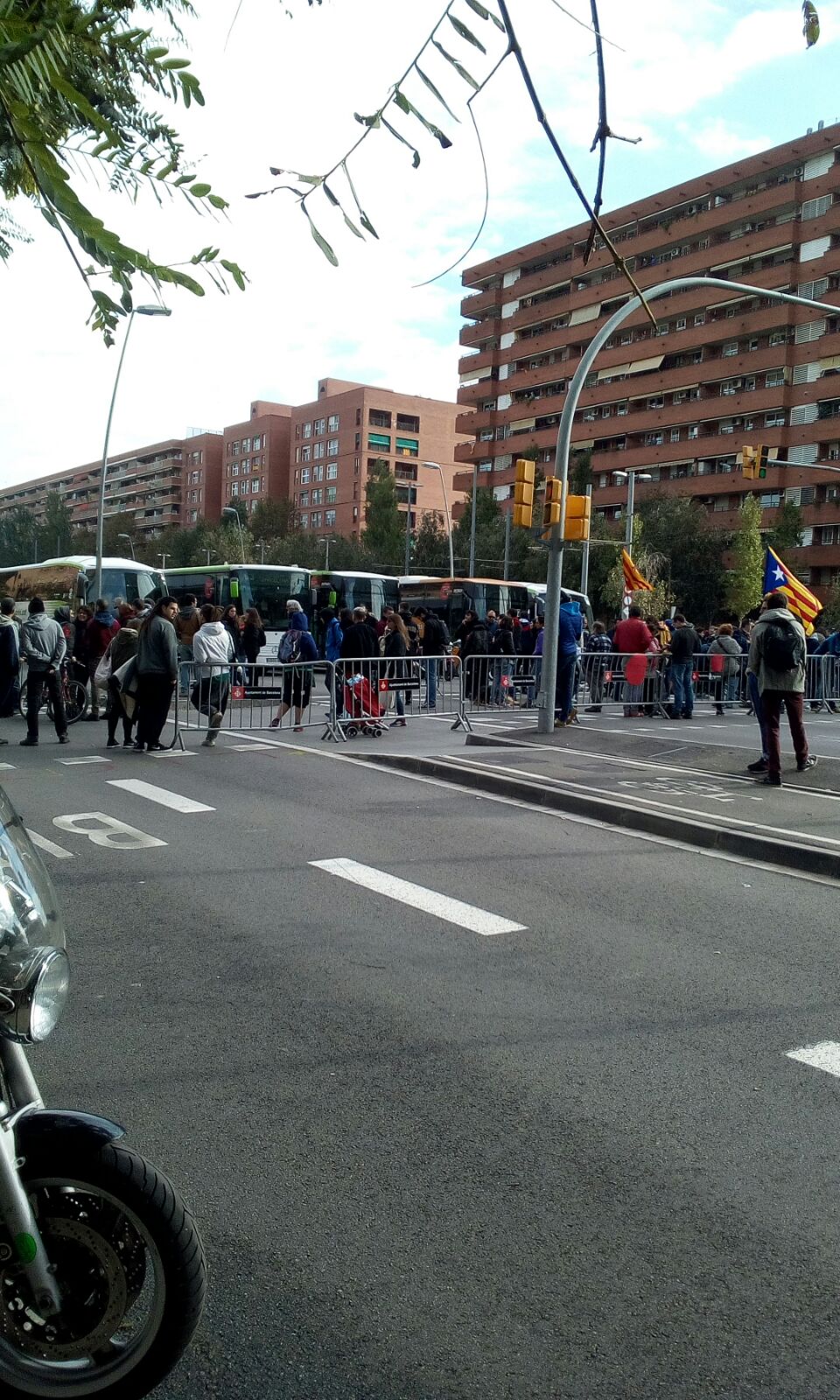 La policía española aparta con contundencia a un piquete de la Gran Vía