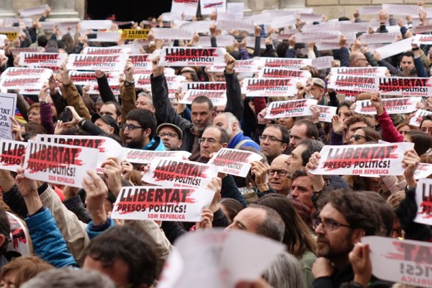 Aturada de país 8 de novembre a plaça Sant Jaume / Laura Gómez Aturada de país 8 de novembre a plaça Sant Jaume / Laura Gómez