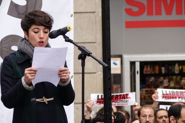 Ester Soler plaça de Sant Jaume aturada de país 8 novembre / laura gómez Ester Soler plaça de Sant Jaume aturada de país 8 novembre / laura gómez