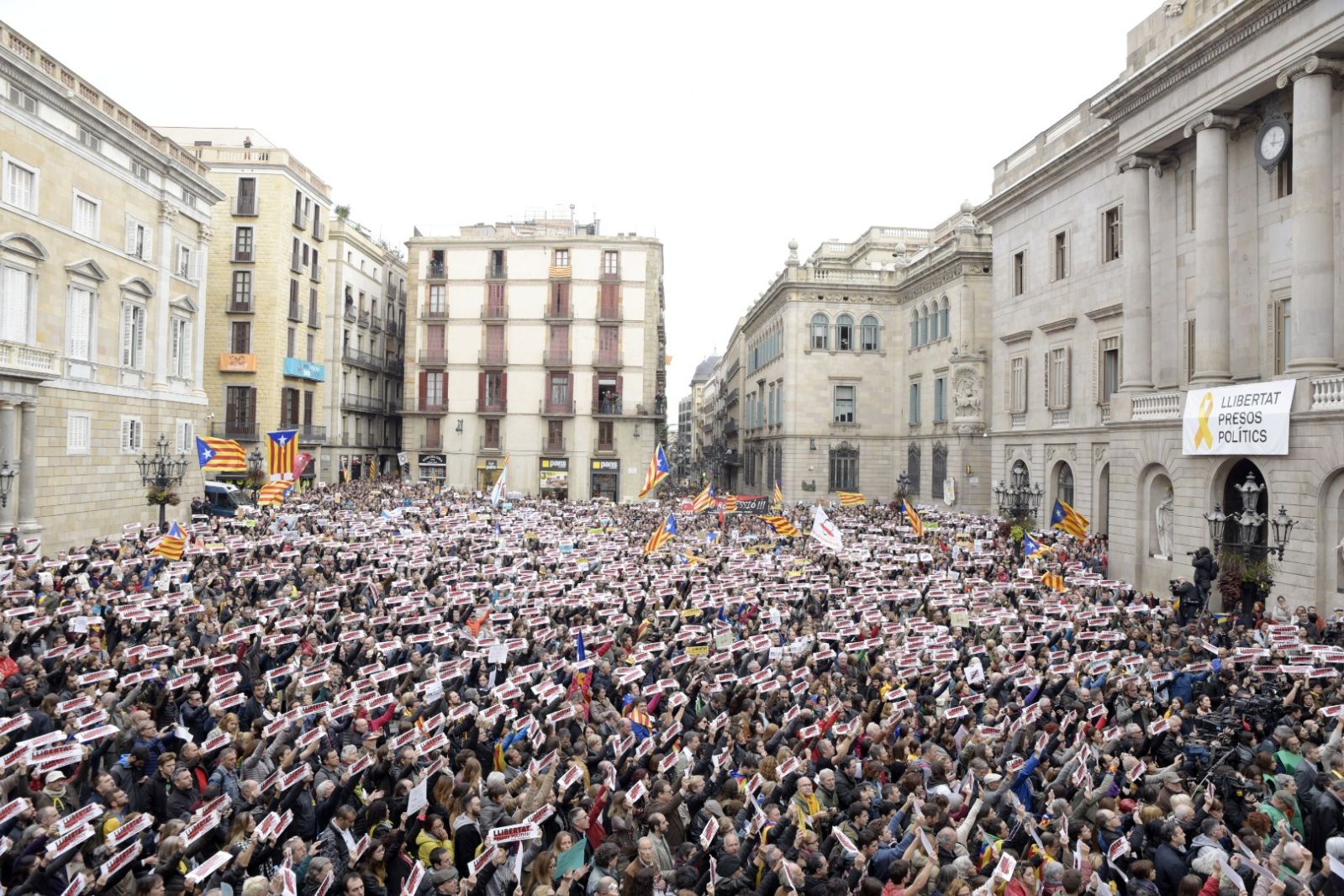 Barcelona's Plaça Sant Jaume overflowed by protest