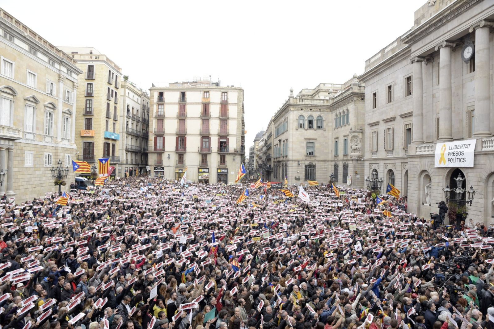 La plaza Sant Jaume se desborda por la libertad