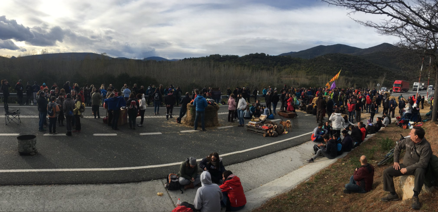 Aturada: Els cotxes, obligats a entrar a Andorra per camins de terra