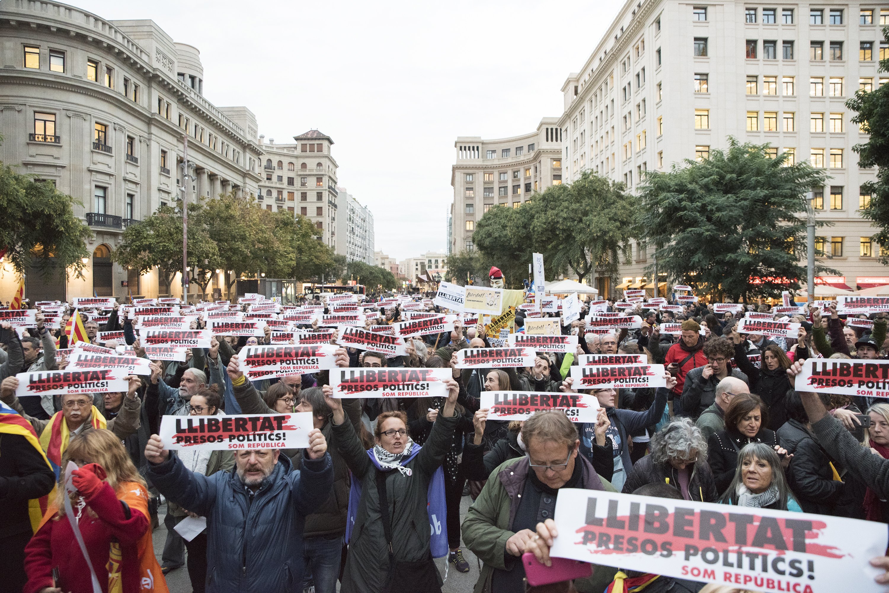 Call for release of political prisoners in Barcelona's plaça de la Catedral