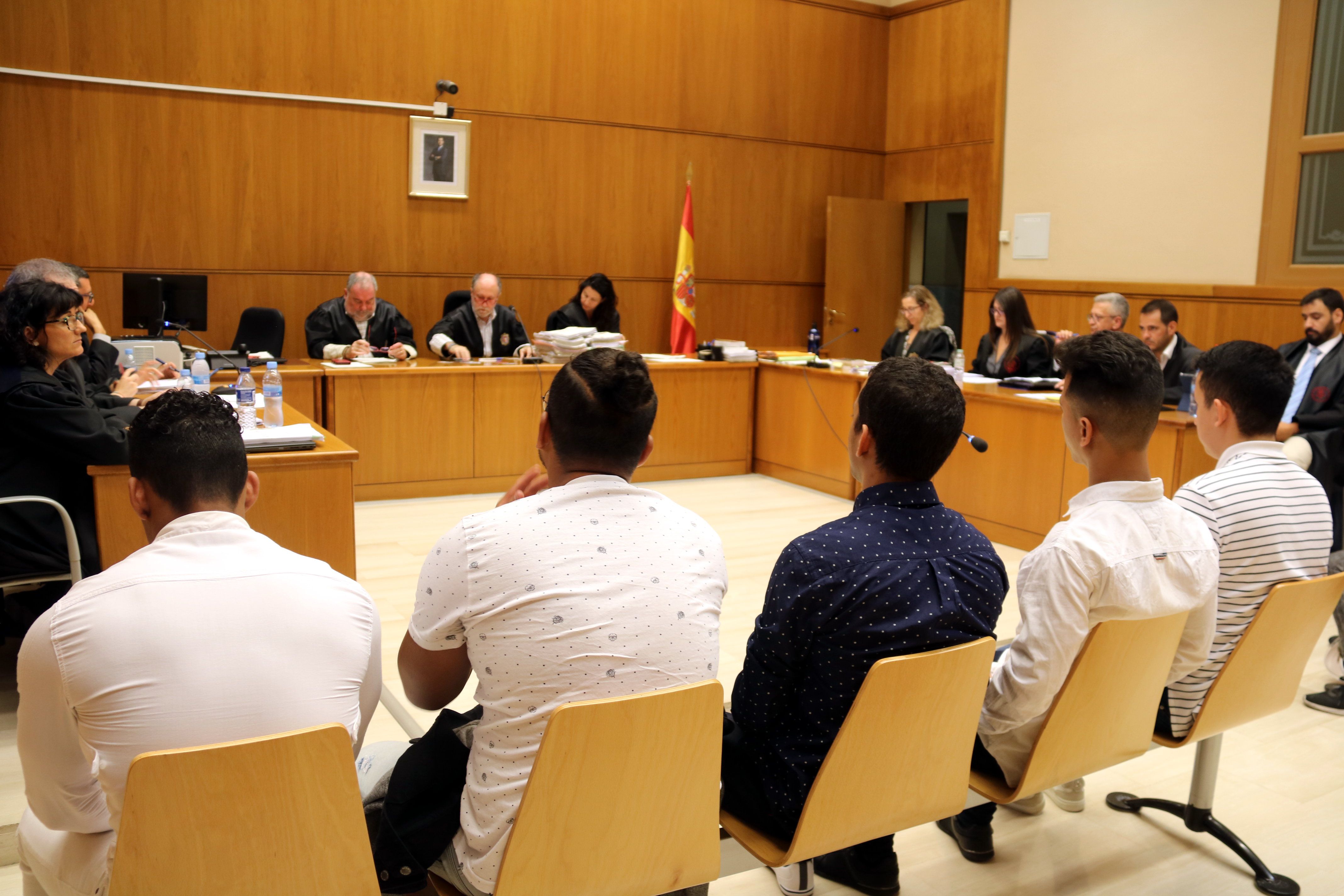 El Tribunal Superior de Navarra confirma la rebaja de un año de cárcel a dos miembros de la Manada