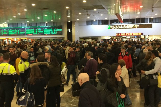 Cues AVE Sants 8N Alejandro Rodriguez Cues AVE Sants 8N Alejandro Rodriguez