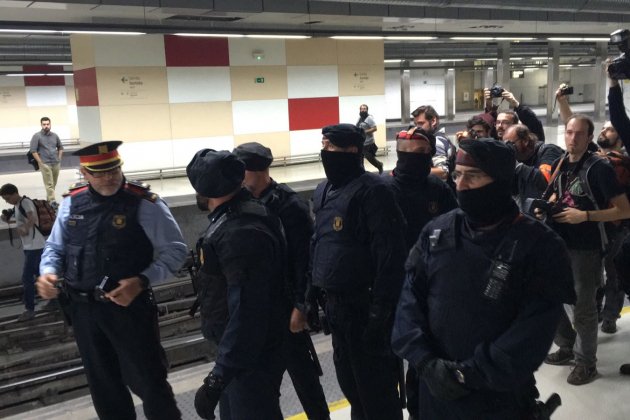 Mossos estació Sants Alejandro Rodriguez Mossos estació Sants Alejandro Rodriguez
