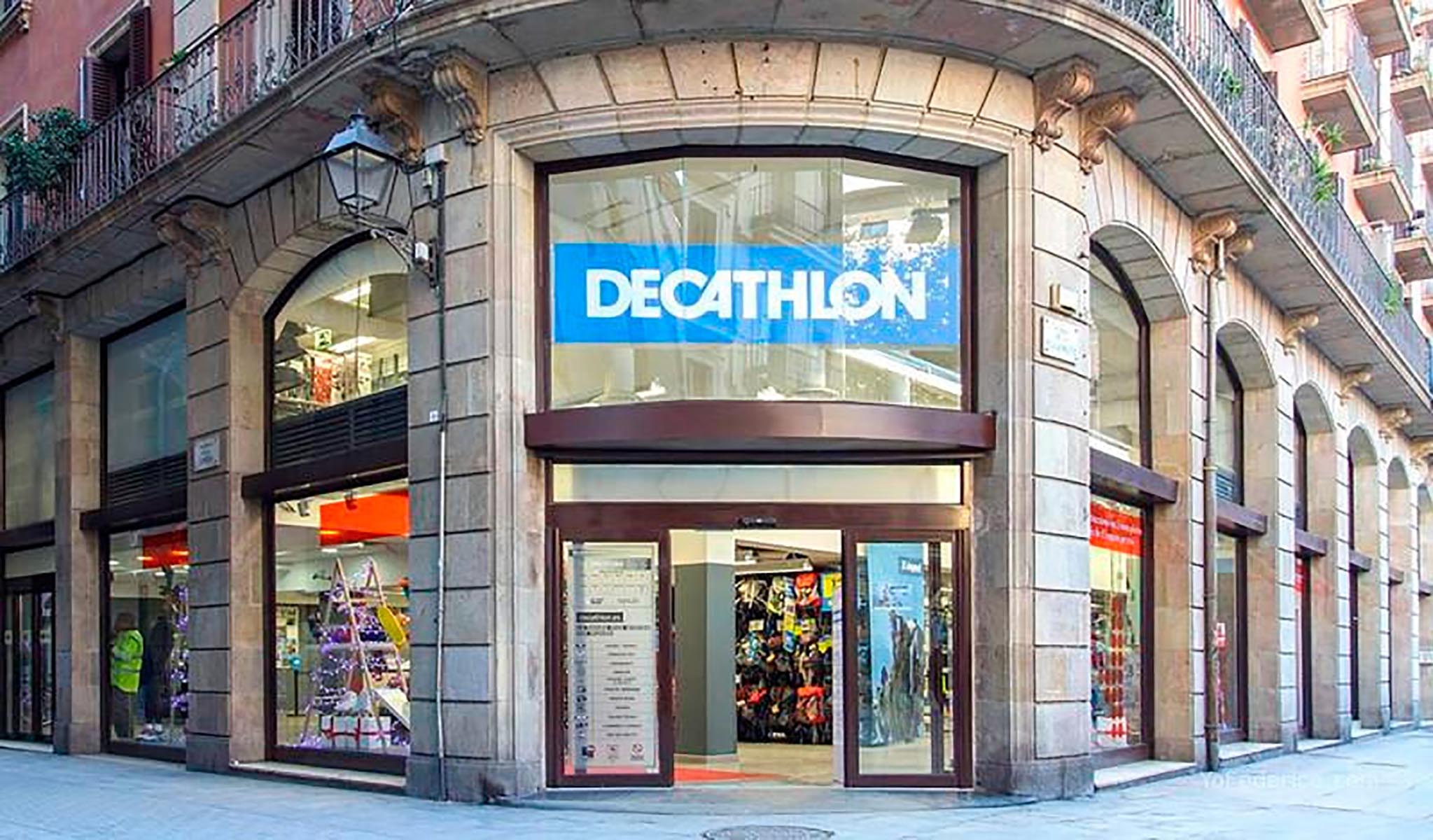 El chubasquero que está conquistando hasta a las más pijas está en Decathlon