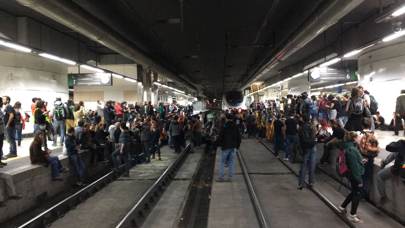 Cinco detenidos por cortar las vías de Sants el 8-N