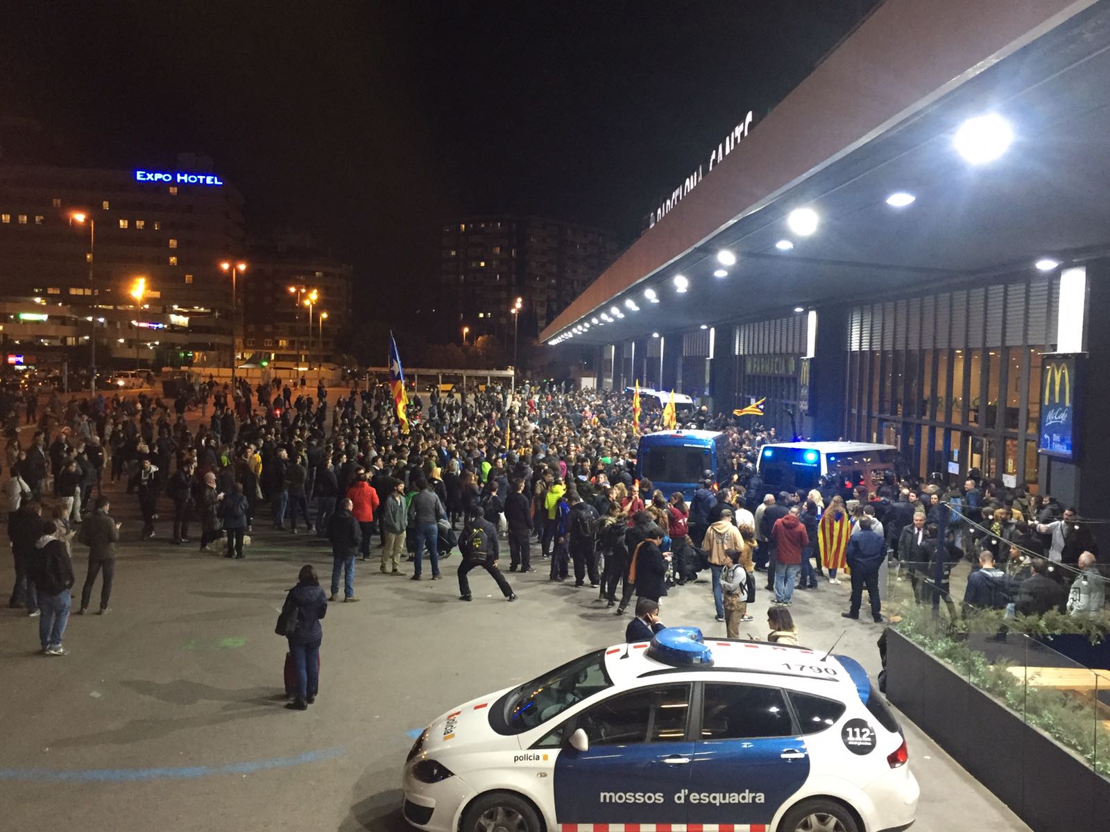 Concentracions i talls viaris i ferroviaris arreu del país contra la repressió