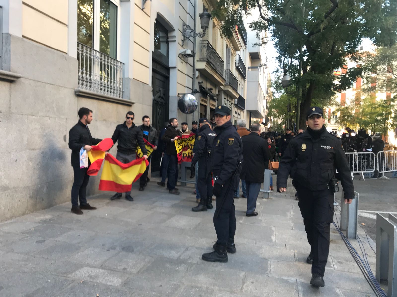 VÍDEO: Gritos españolistas a Forcadell y la Mesa ante el TS