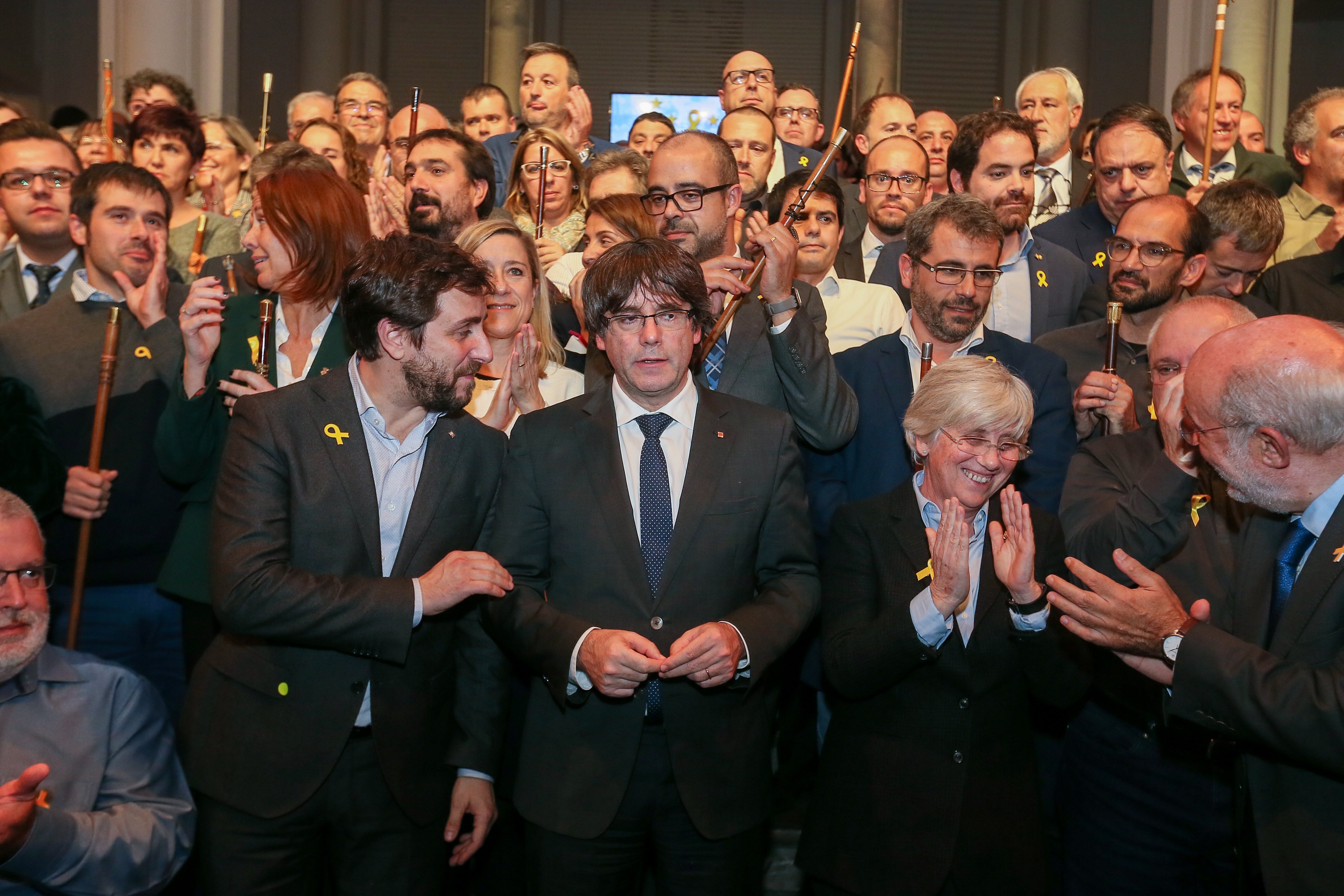 Los consellers en Bruselas podrían dejar el acta de diputado para asegurar la mayoría