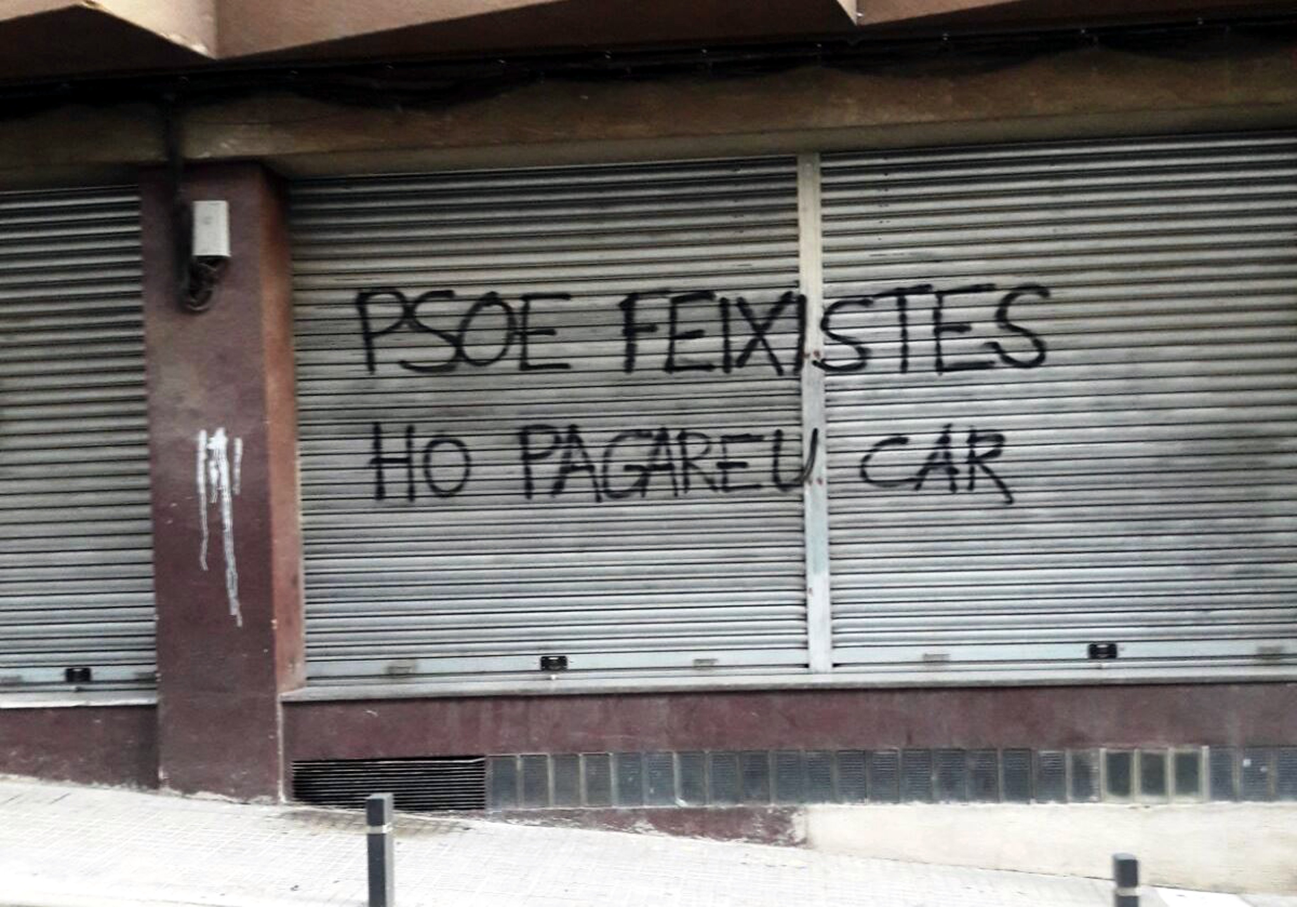 Pinten la façana de la seu del PSC a Berga