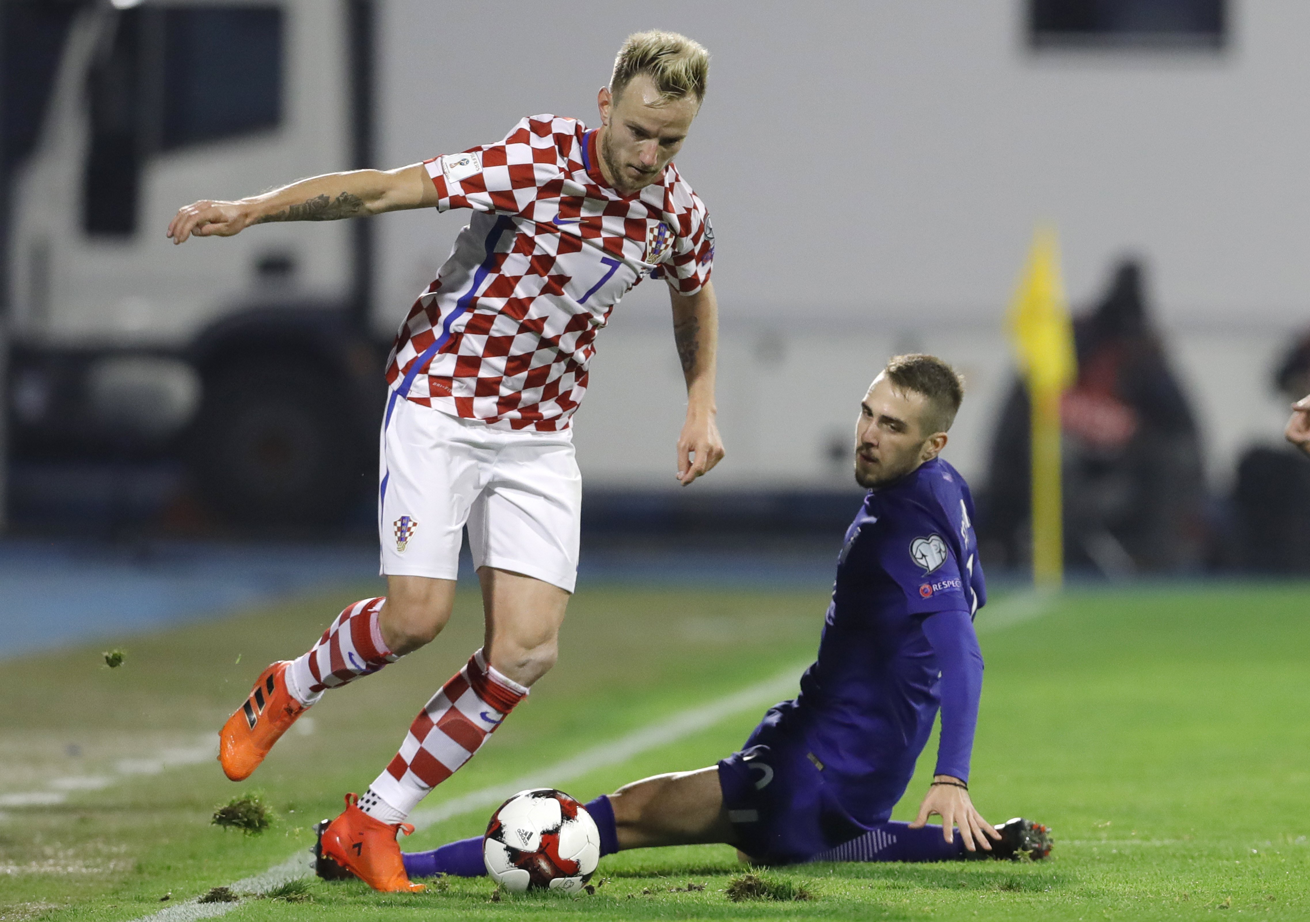 La Croacia de Rakitic ya tiene un pie en el Mundial (4-1)