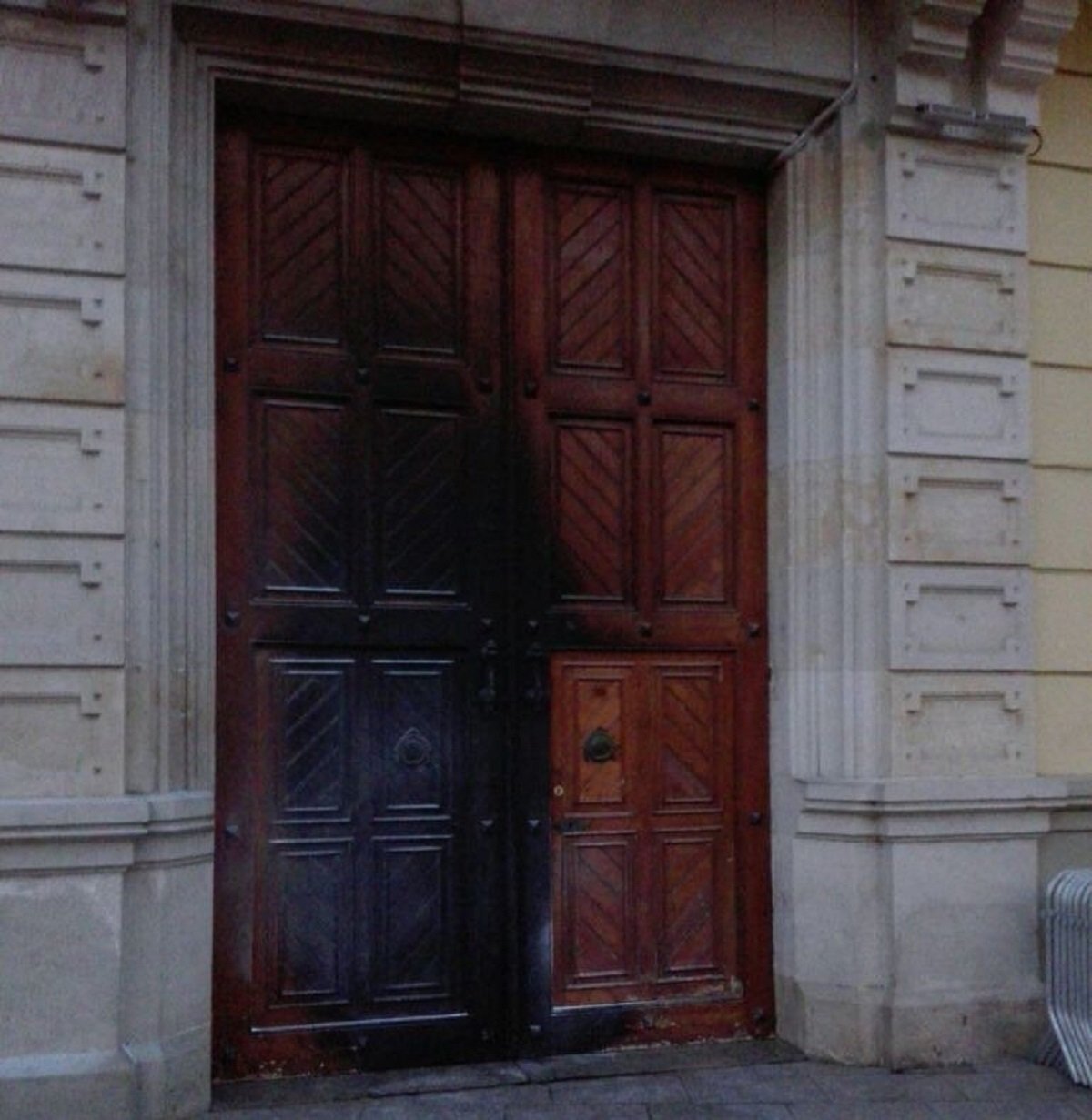 Queman la puerta principal del Ayuntamiento del Hospitalet de Llobregat