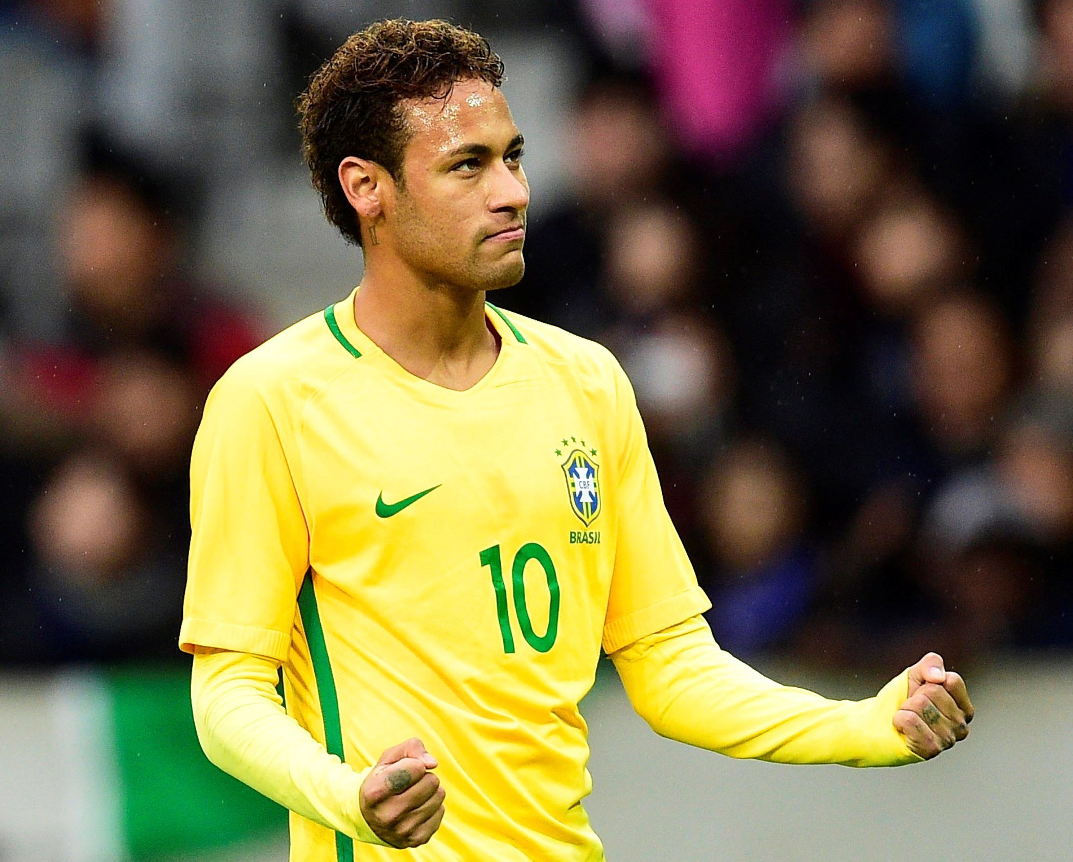 Neymar plora davant la defensa del seu seleccionador