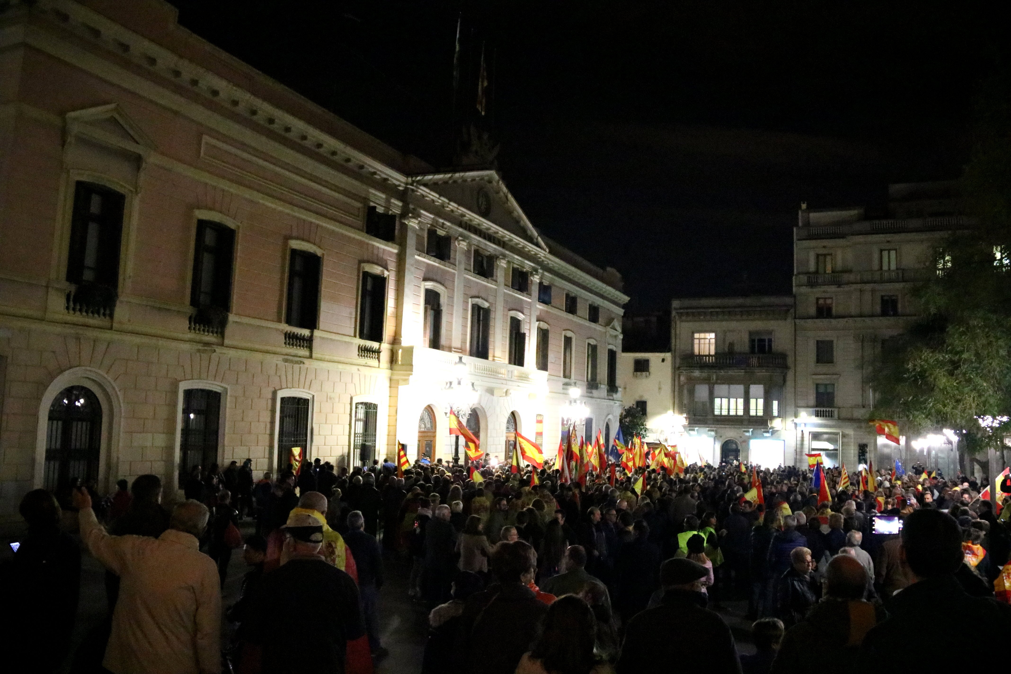 Unes 500 persones reclamen tornar a penjar la bandera espanyola a Sabadell