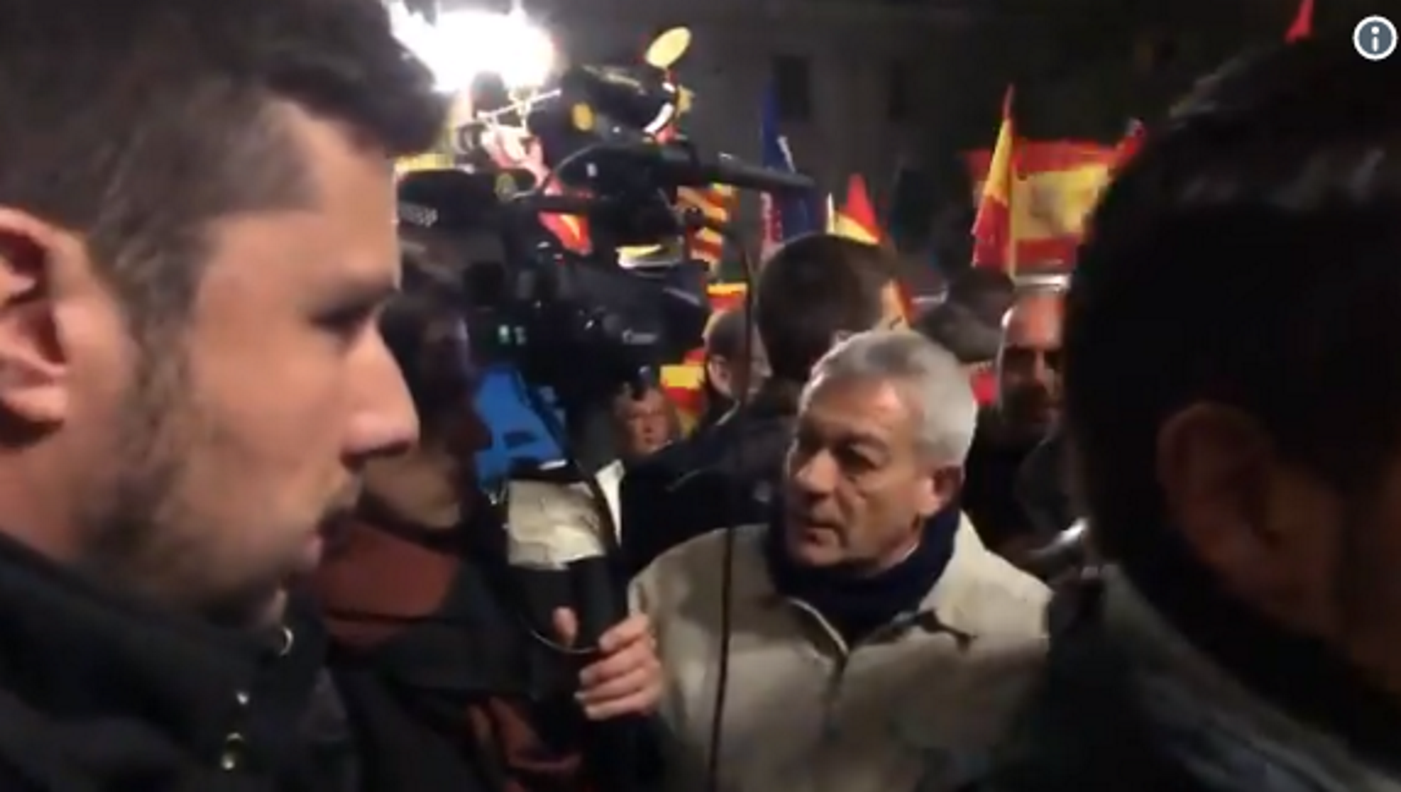 Incidente contra la prensa en la manifestación españolista de Sabadell