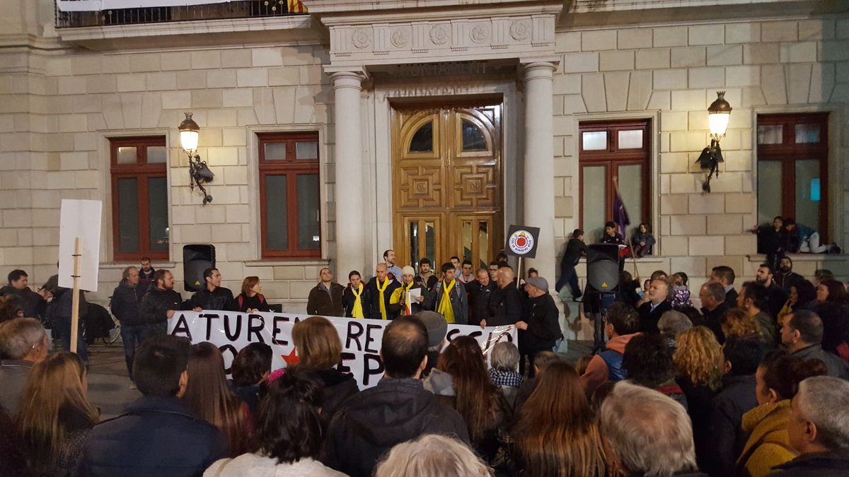 Concentración en Reus en contra de la investigación al alcalde y los concejales