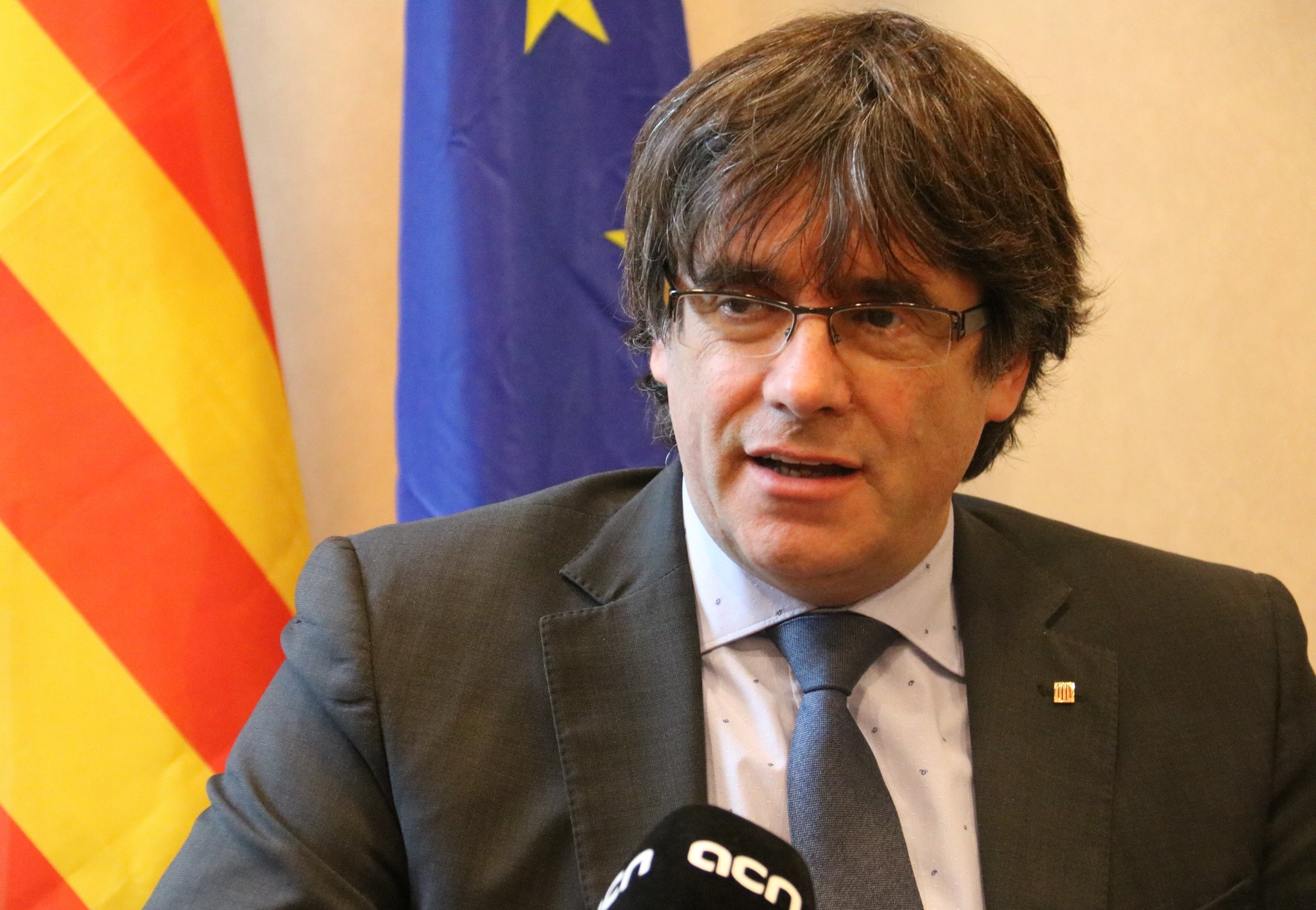 Puigdemont emplaza a Rajoy y Europa a respetar los resultados del 21-D si gana el independentismo