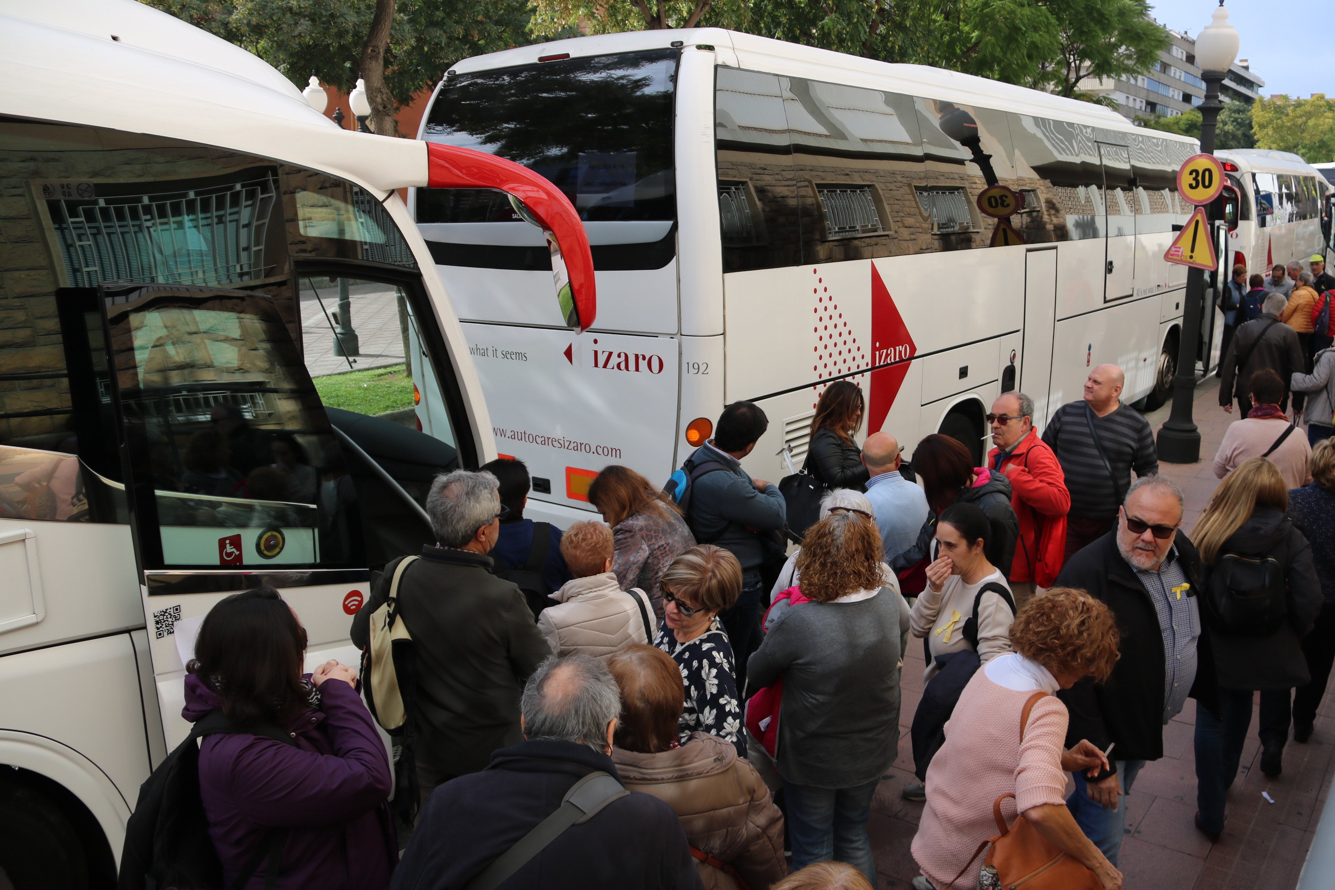 Les vies catalanes, plenes d'autocars que duen manifestants cap a la manifestació