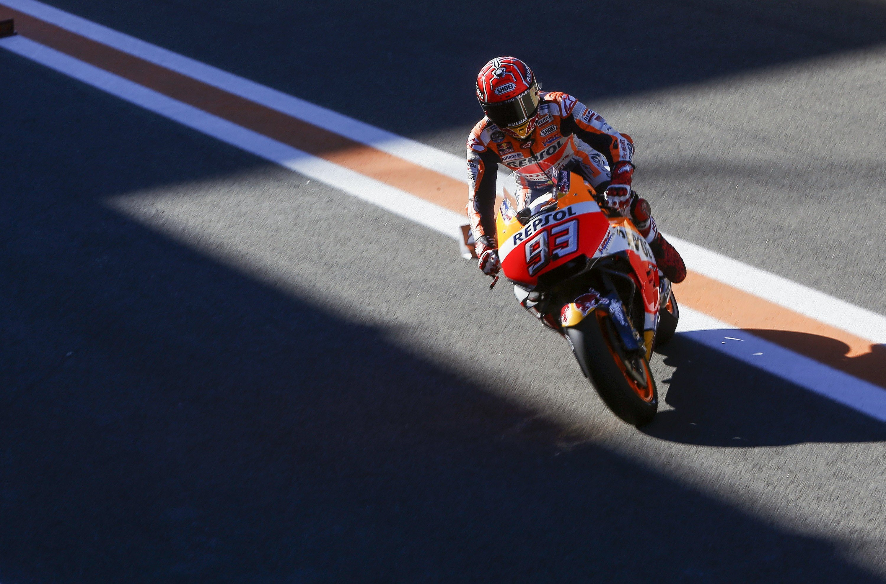 Márquez consigue la pole en Valencia y acaricia el Mundial