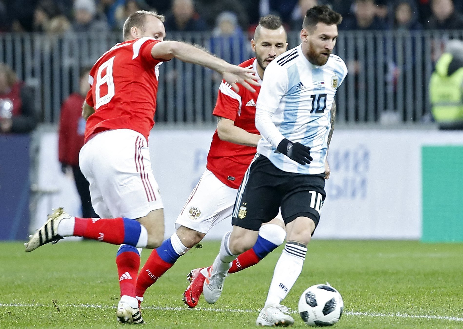 Un gol en fuera de juego salva el amistoso de Argentina (0-1)