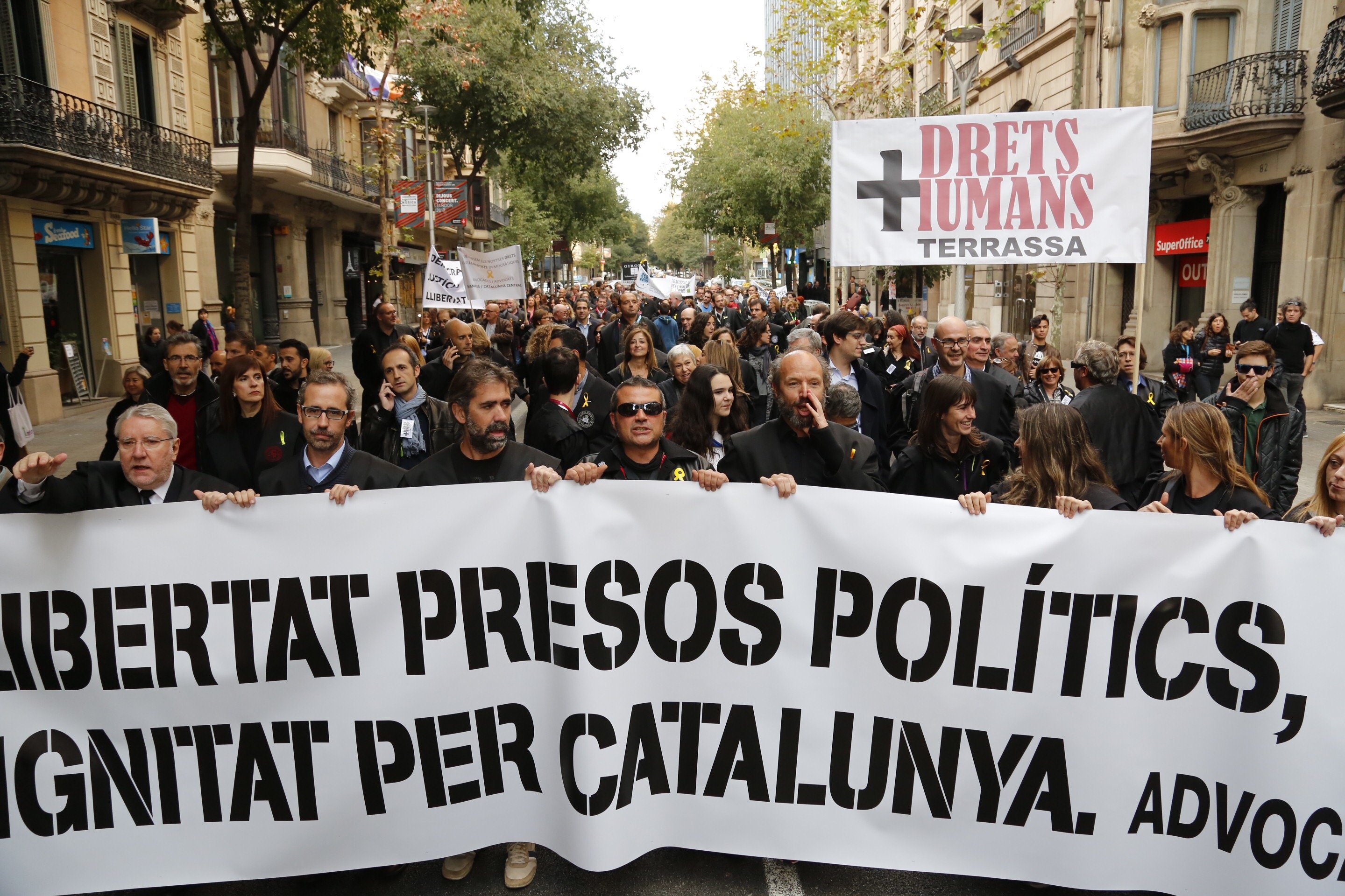 Advocats catalans es posen la toga i surten al carrer per l’alliberament dels presos