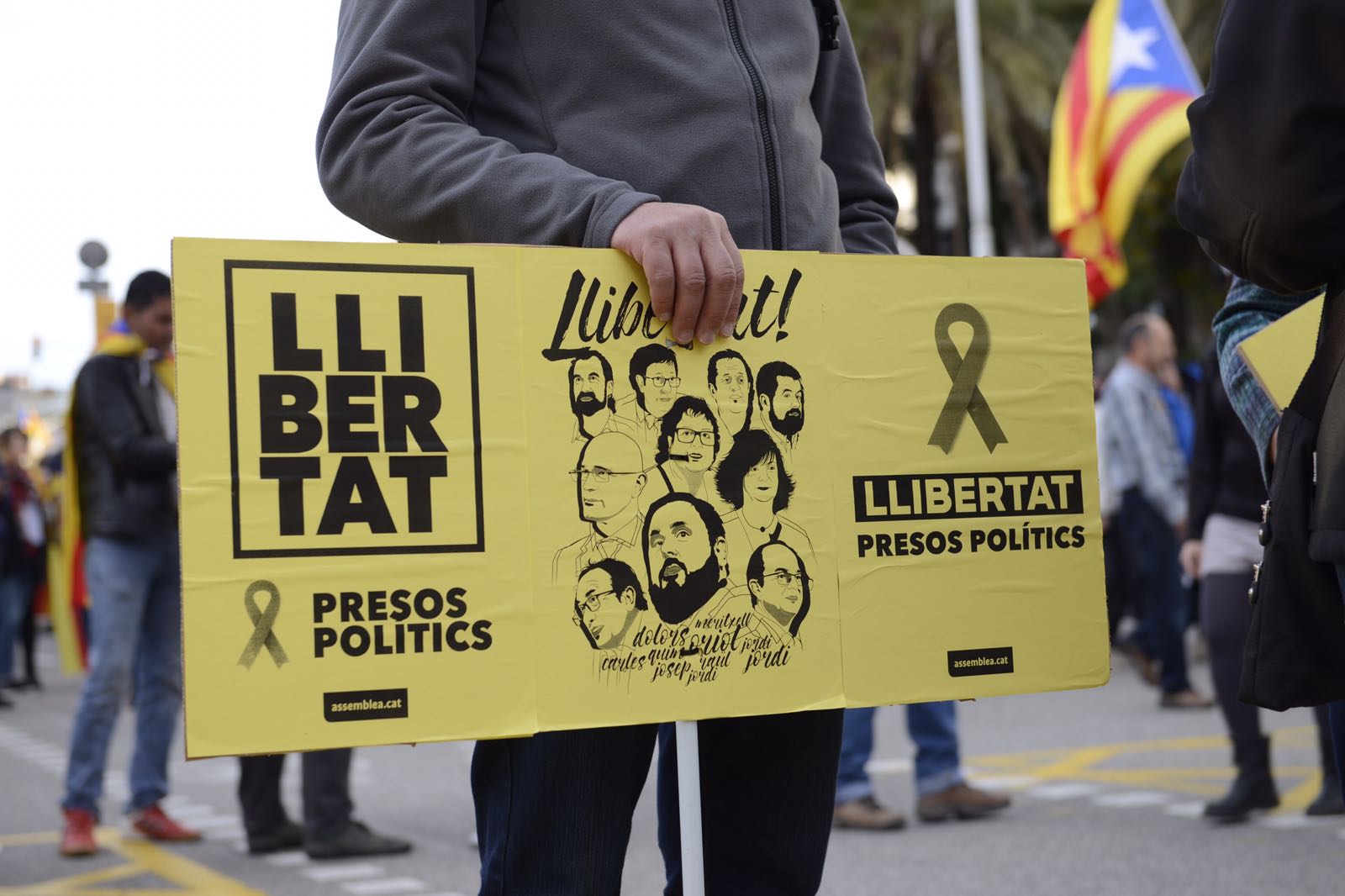 El centre de Barcelona s'omple de símbols a favor dels presos