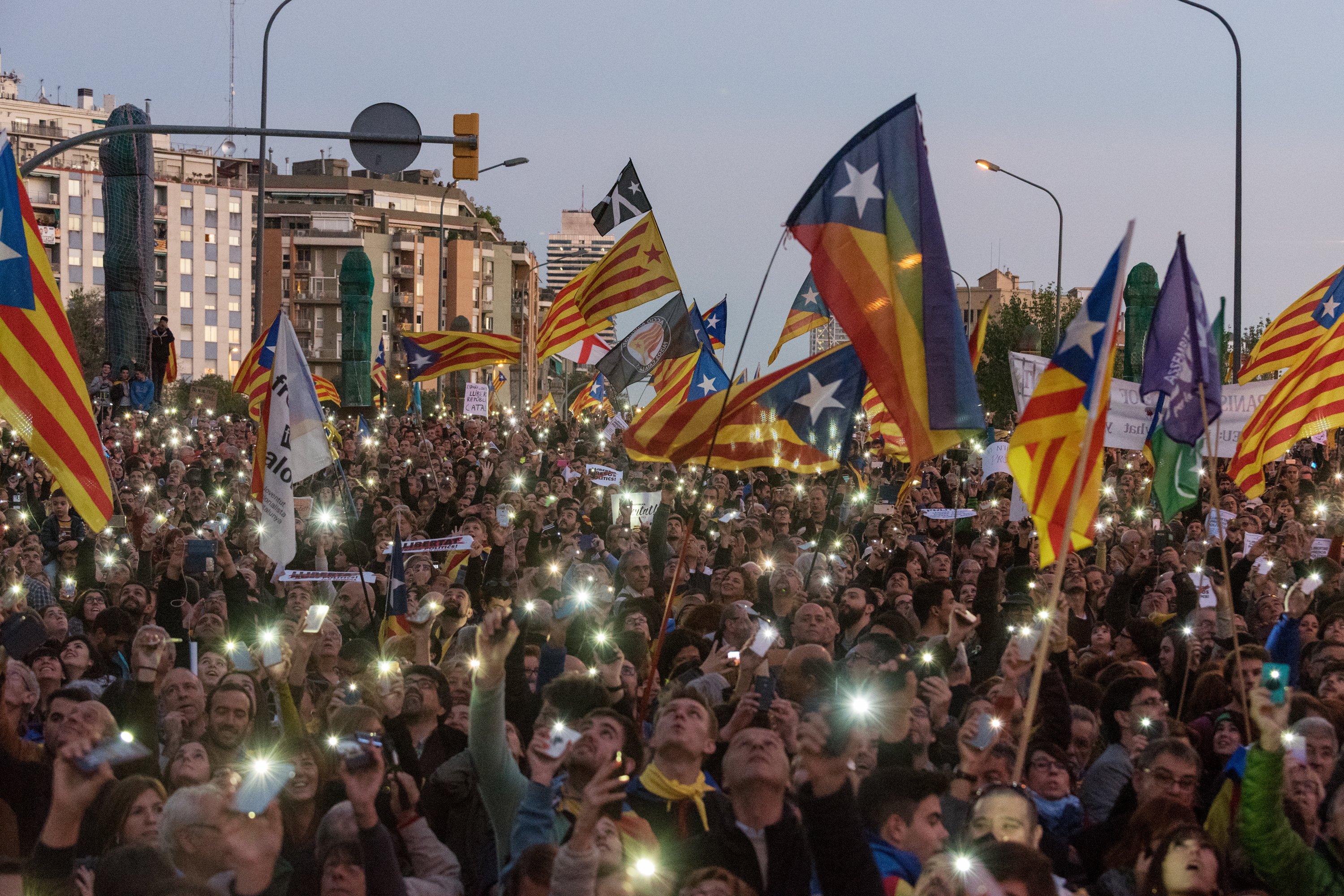 Messages from the Jordis to today's demonstration: "the people never fail"