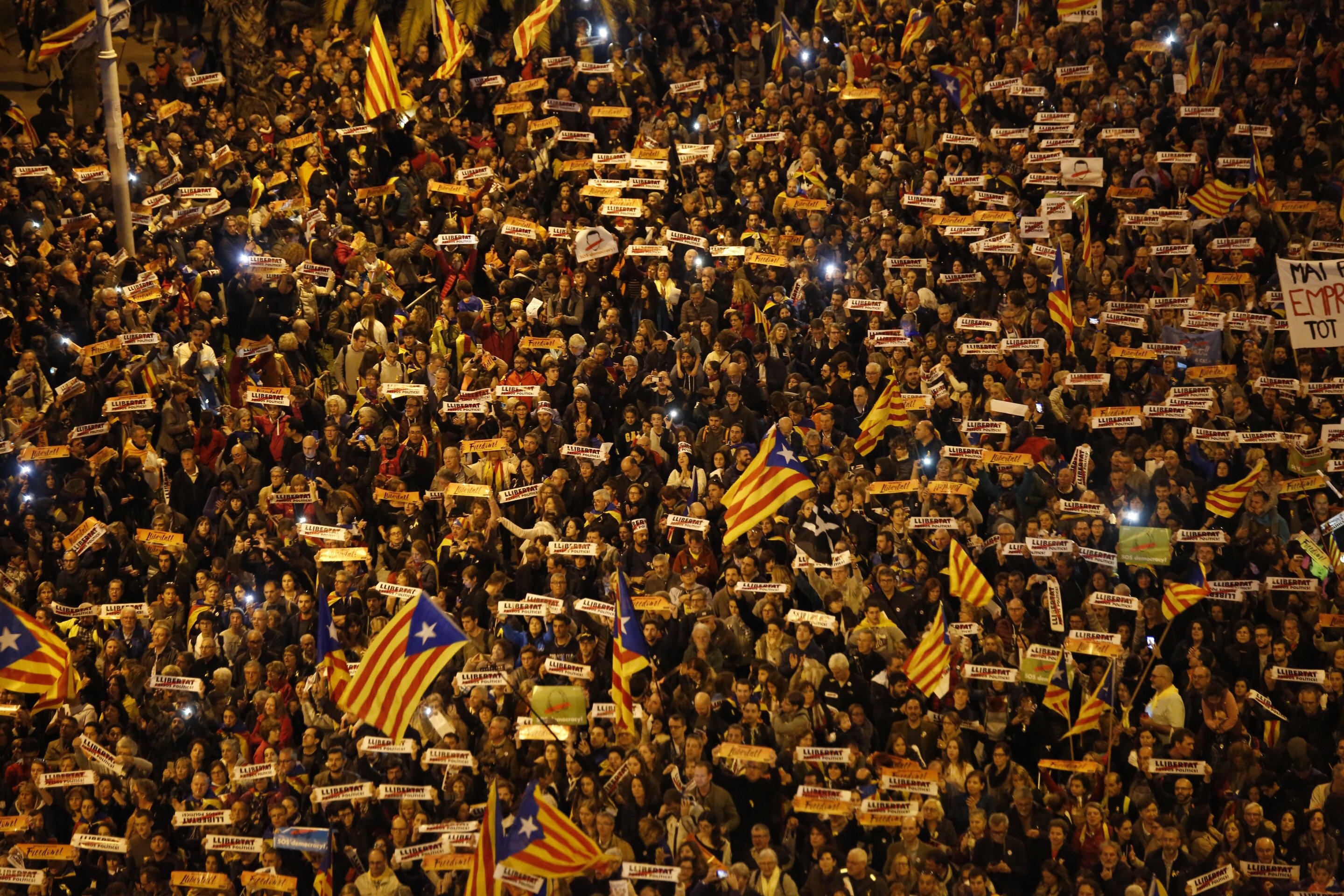 L'independentisme i grups de suport de tot l'Estat porten a Madrid el clam contra el judici