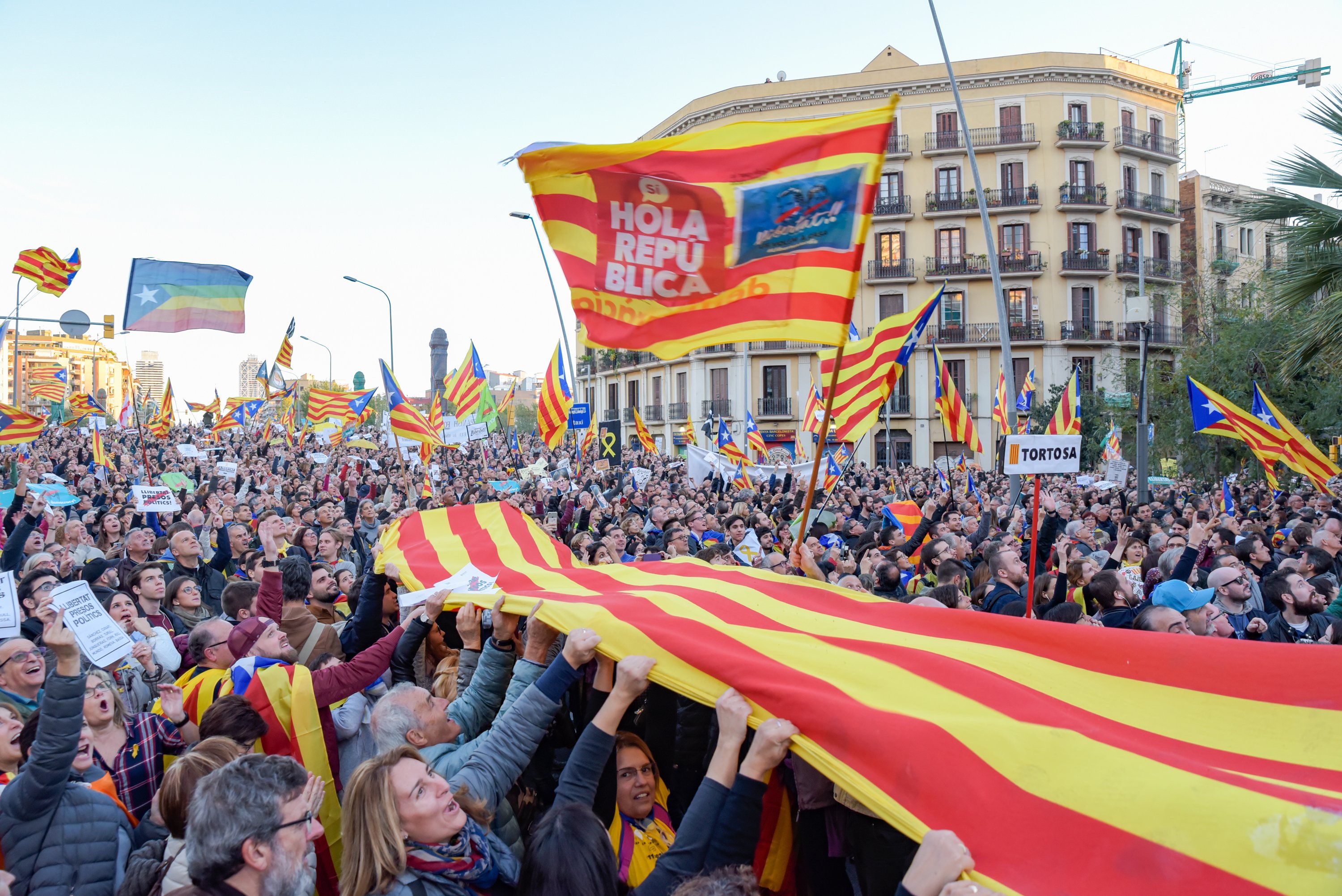 Avinguda Diagonal filling up for Catalonia's 'Diada' march on Tuesday