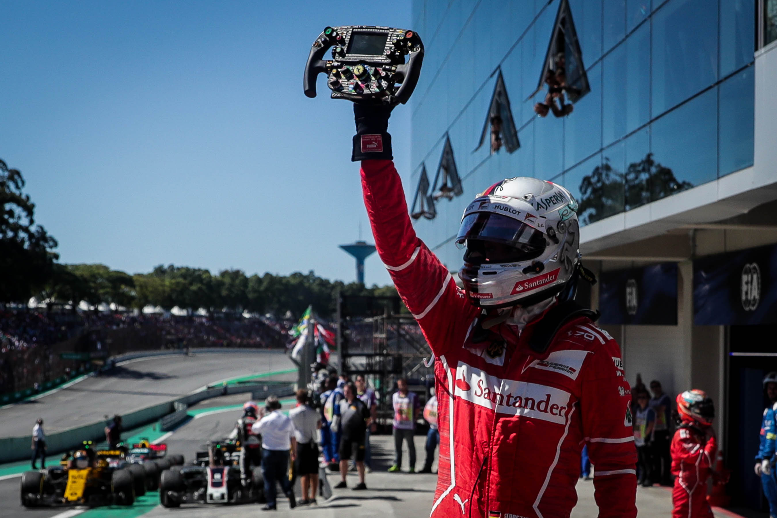 Vettel se consuela ante la samba de Hamilton en Brasil