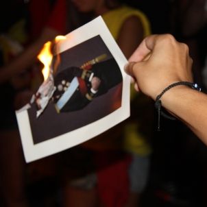 Citats a declarar avui els cinc investigats per cremar fotos del Rei per la Diada