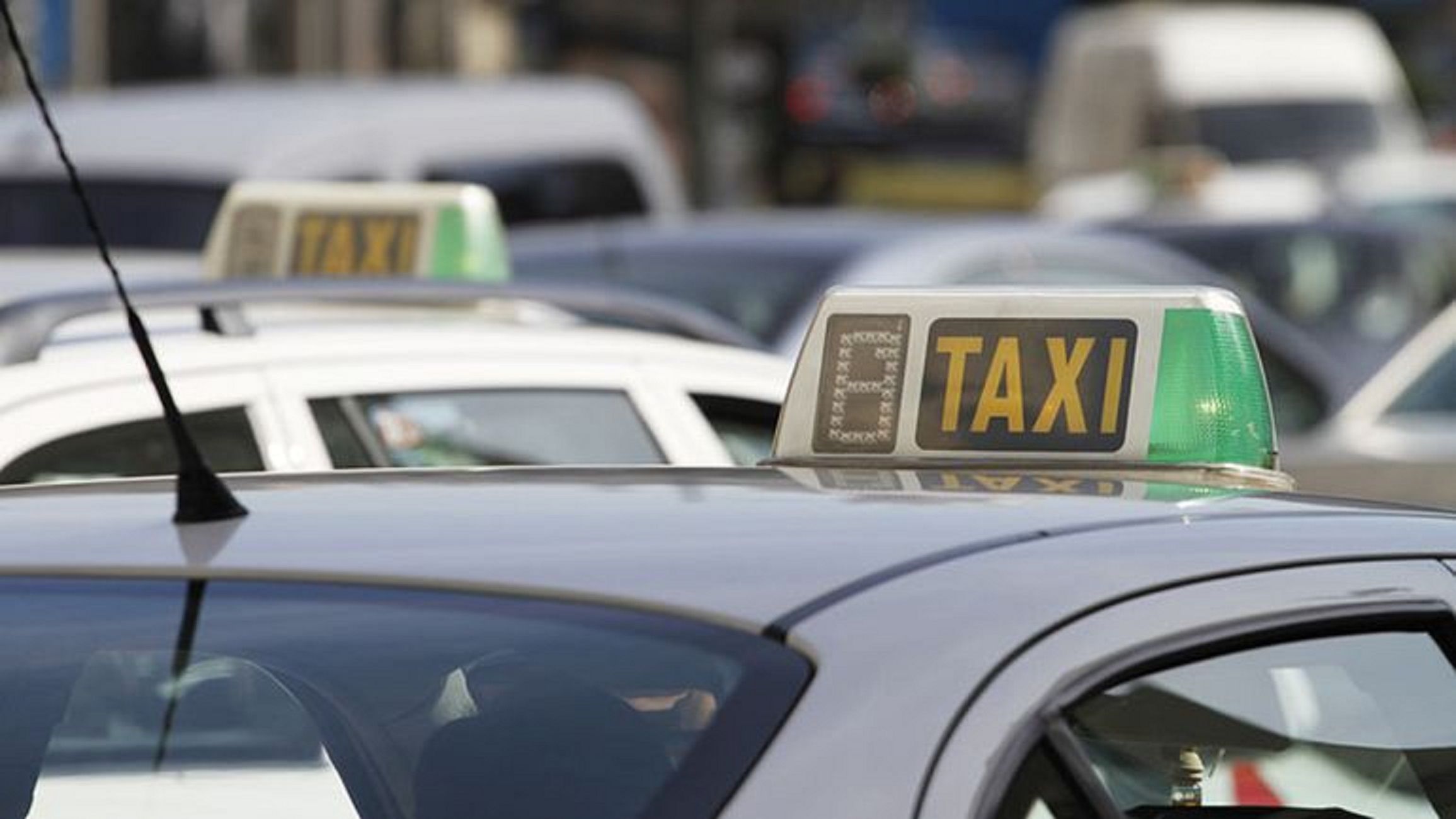 Un taxista, sobre su sueldo: “Gano 2.000 euros con jornadas de 12 horas, para ganar más ve a Estados Unidos”