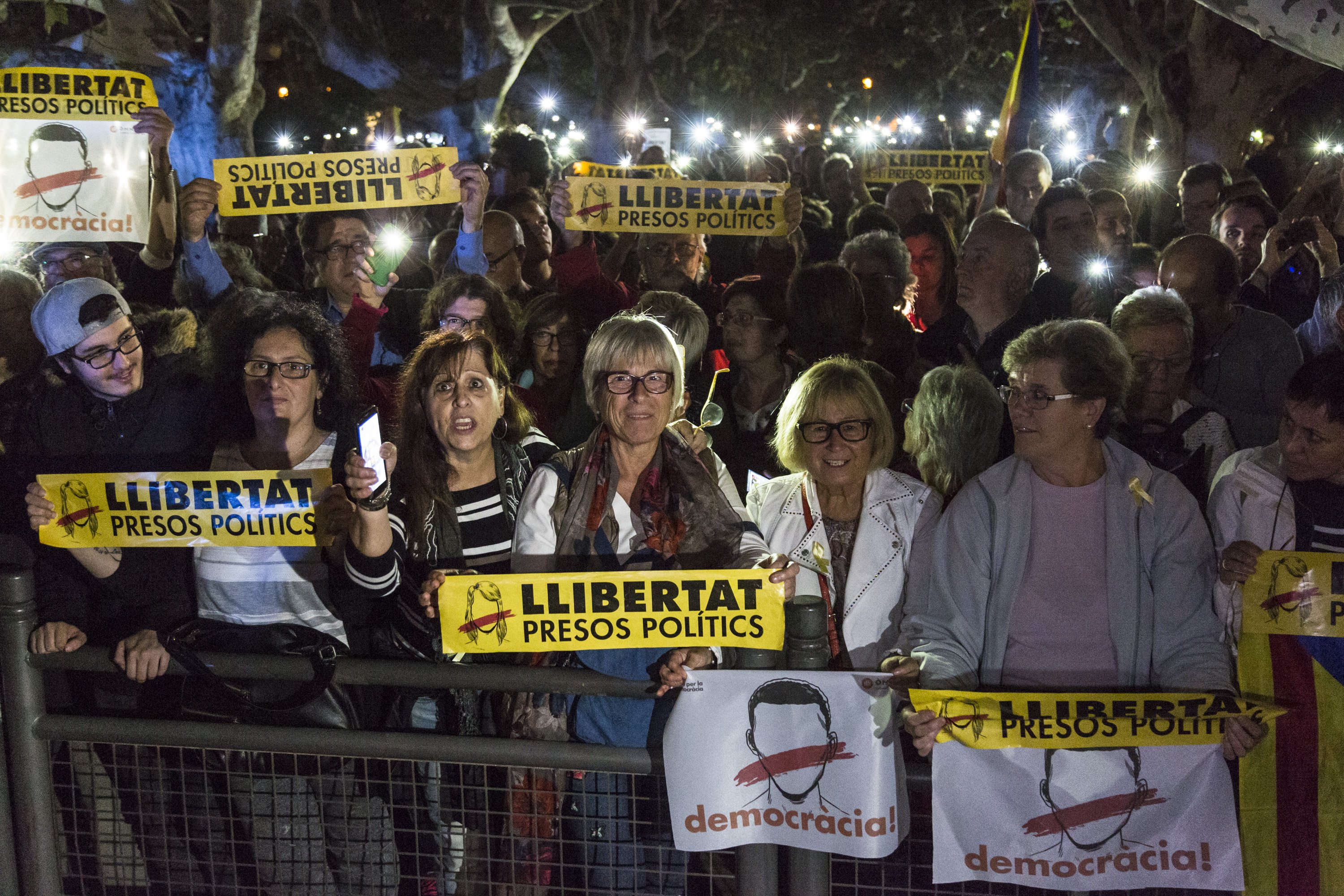 Barcelona il·luminarà façanes i fonts amb el color groc, pels presos polítics