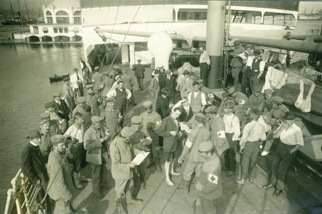 Presoners alemanys de la Creu Roja embarquen al vapor Düsseldorf per tornar al seu país a l'octubre del 1914  AFB Autor Frederic Ballell