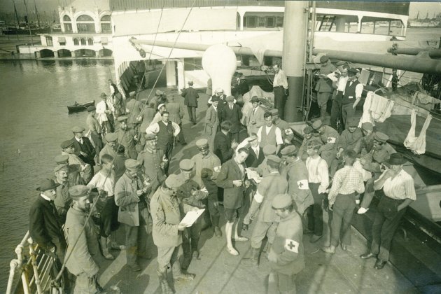 Prisioneros alemanes de la Cruz Roja embarcan al vapor Dusseldorf para devolver a su país en octubre del 1914 AFB Autor Frederic Ballell