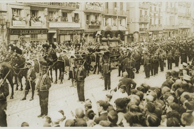 Enterrament d'Enric Prat de la Riba, seguici funerari custodiat per una secció dels Mossos d'Esquadra al seu pas pel Portal de l'Àngel el 4 d'agost de 1917  AFB Autor desconegut