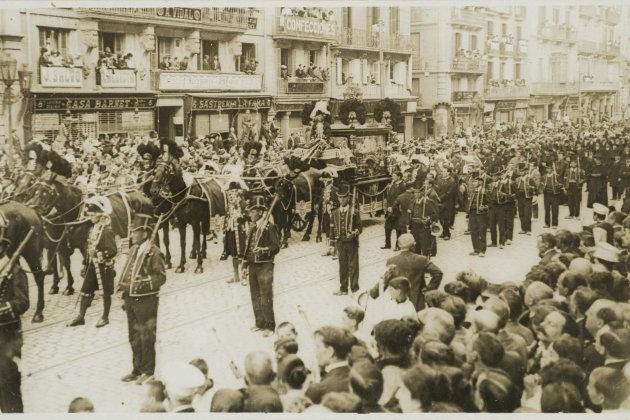 Entierro de Enric Prat de la Riba, séquito funerario custodiado por una sección de los Mossos D'Esquadra a su paso por|para el Portal del Ángel el 4 de agosto de 1917 AFB Autor desconocido