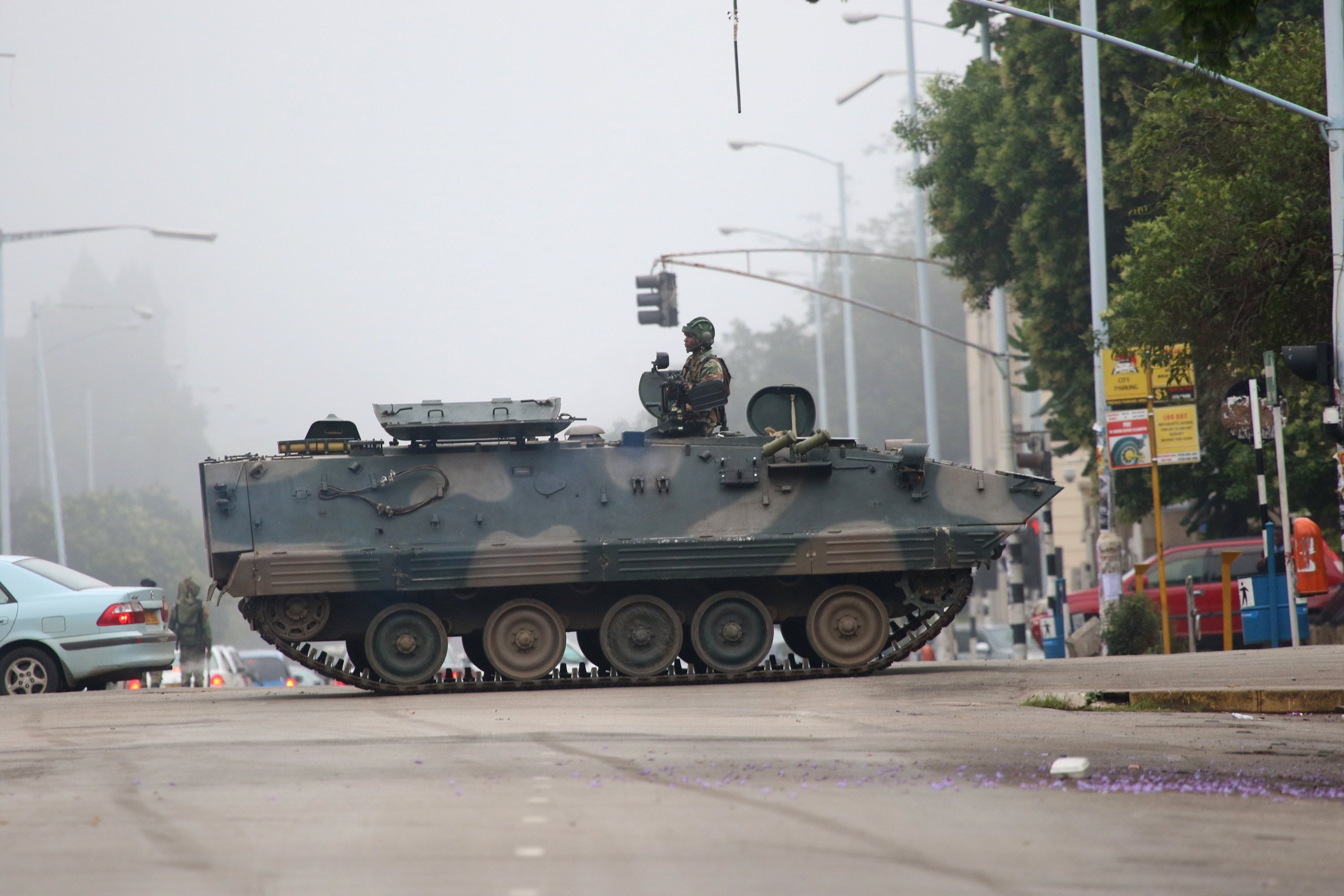 Els militars prenen el control dels edificis governamentals a Zimbàbue