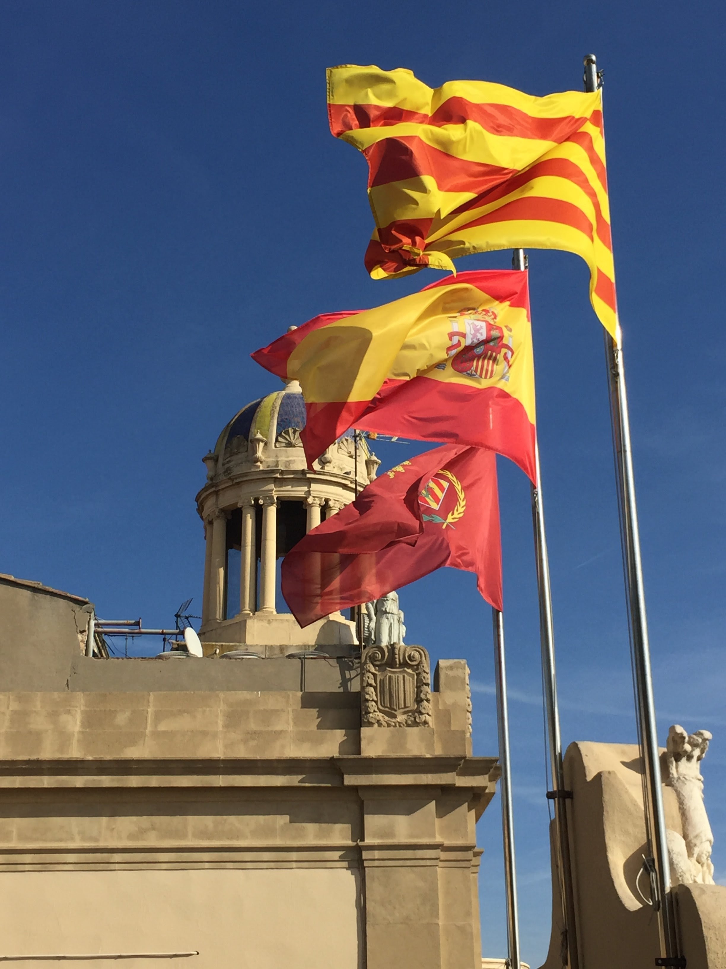 La Paeria nega que hi hagi policies locals custodiant la bandera espanyola