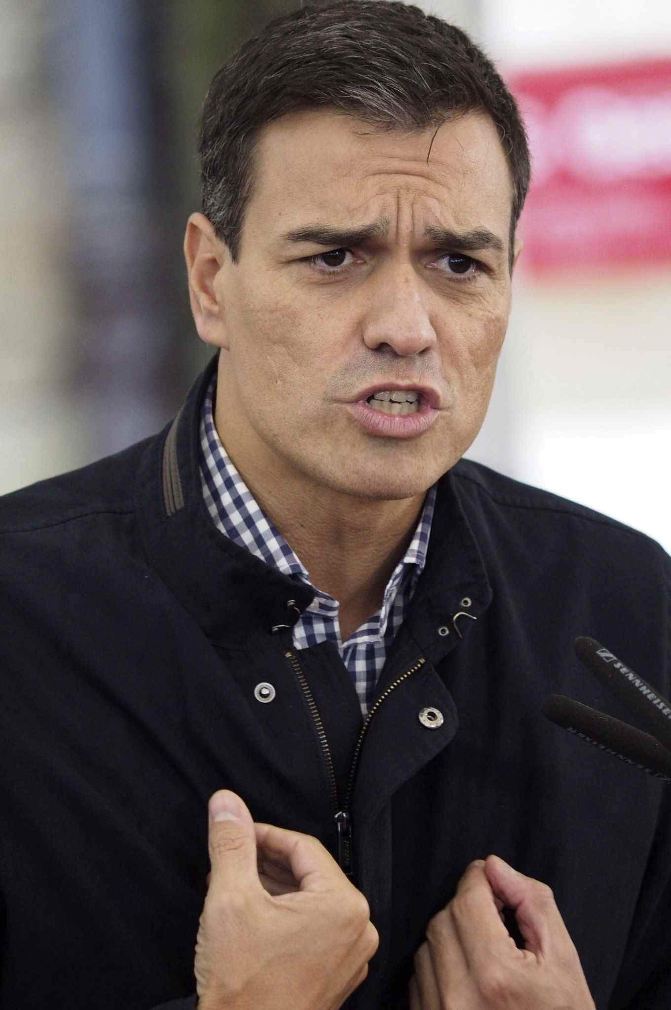 Sánchez se aferra al cargo y propone un congreso extraordinario