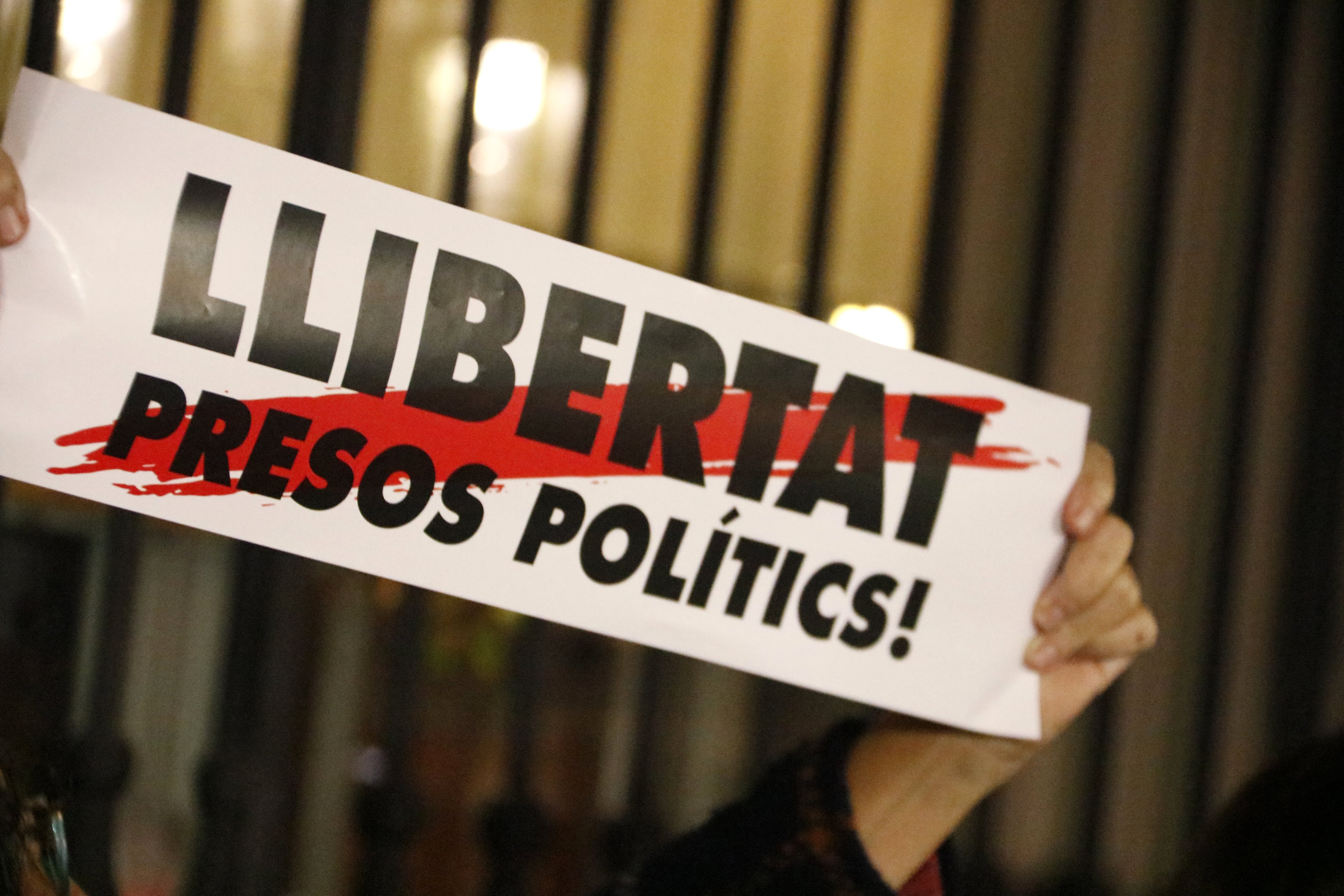 El clam 'llibertat presos polítics' es torna a estendre per Catalunya