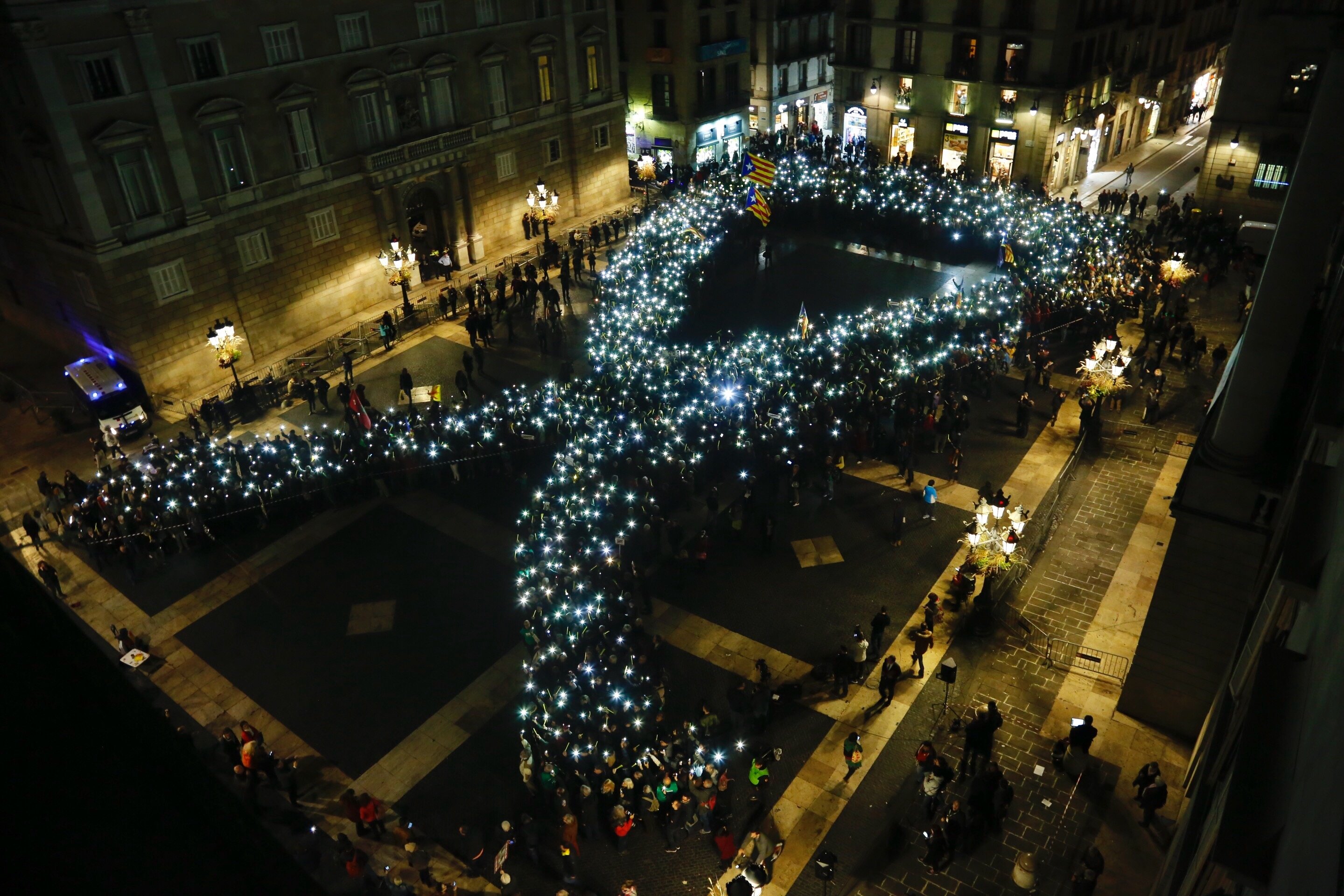 Barcelona crida per la llibertat dels presos: “Fora els okupes del Palau”