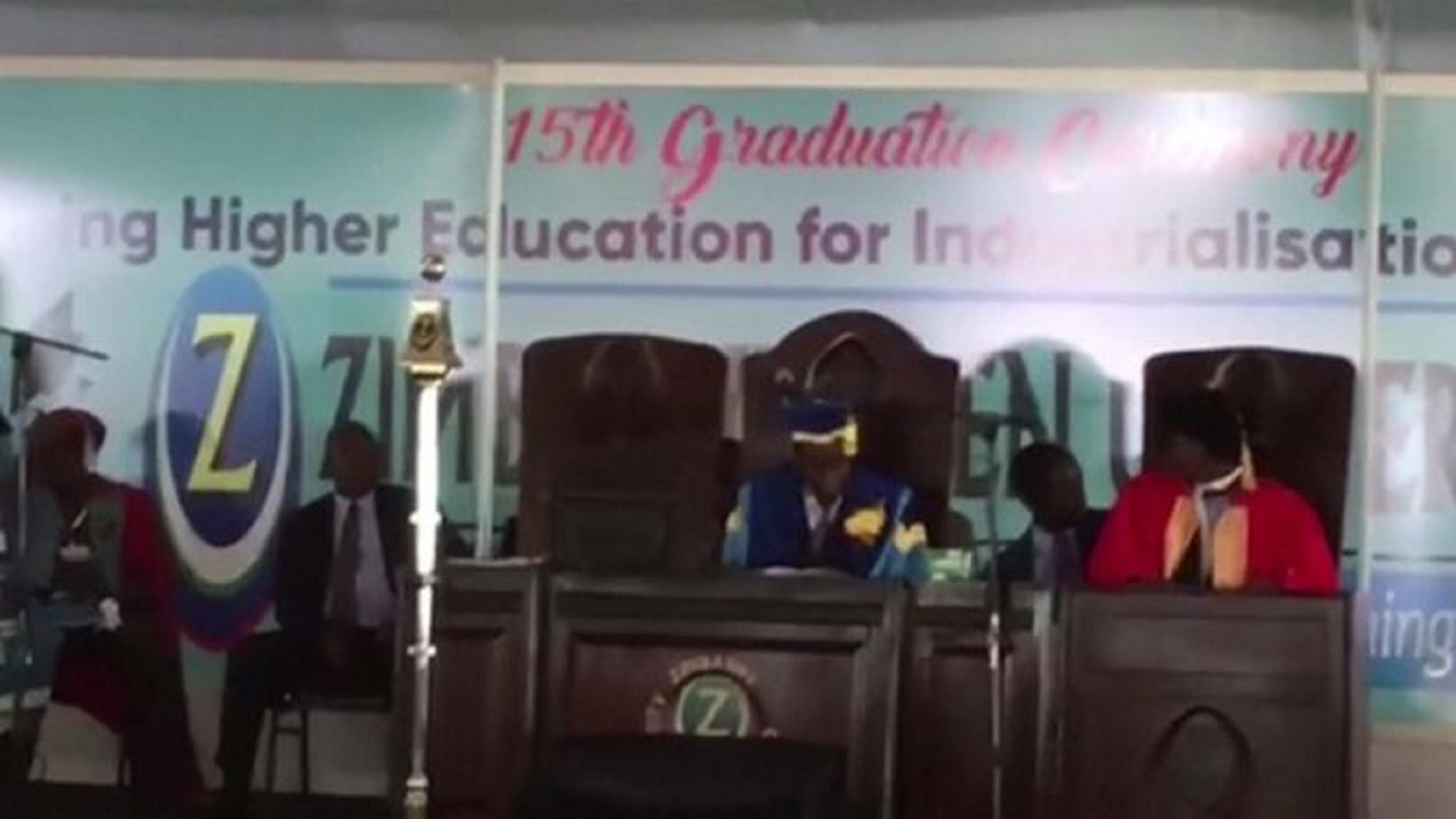 Mugabe reapareix en públic després de la intervenció militar a Zimbàbue