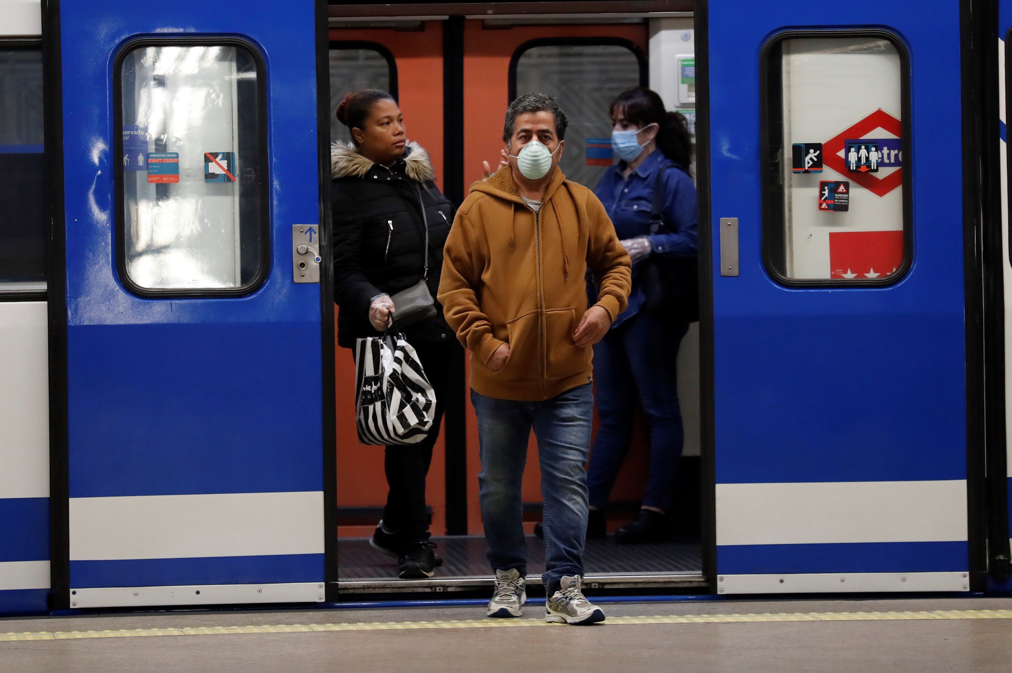 El ejecutivo español defiende mantener la mascarilla en el transporte público