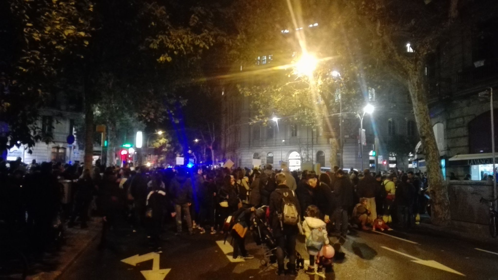 200 persones es manifesten en suport de la noia presumptament violada als Sanfermines